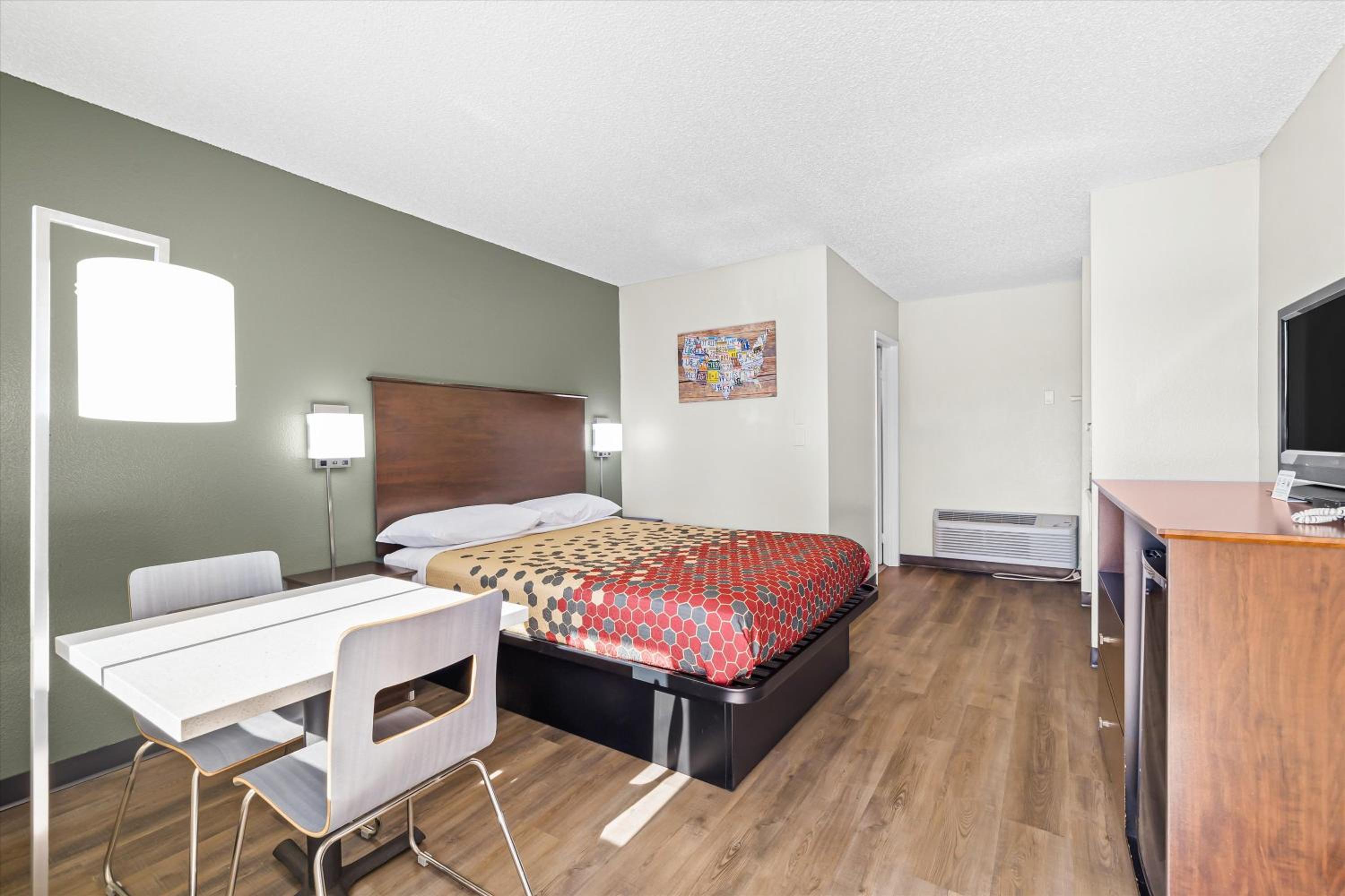 Queen Room - Non-Smoking - Photo 1