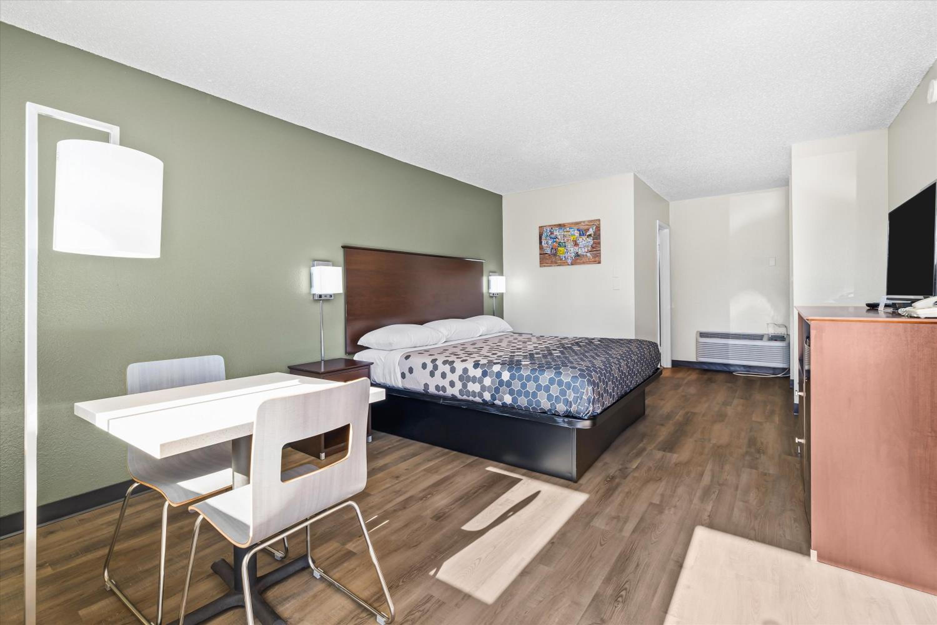 King Room - Non-Smoking - Photo 1