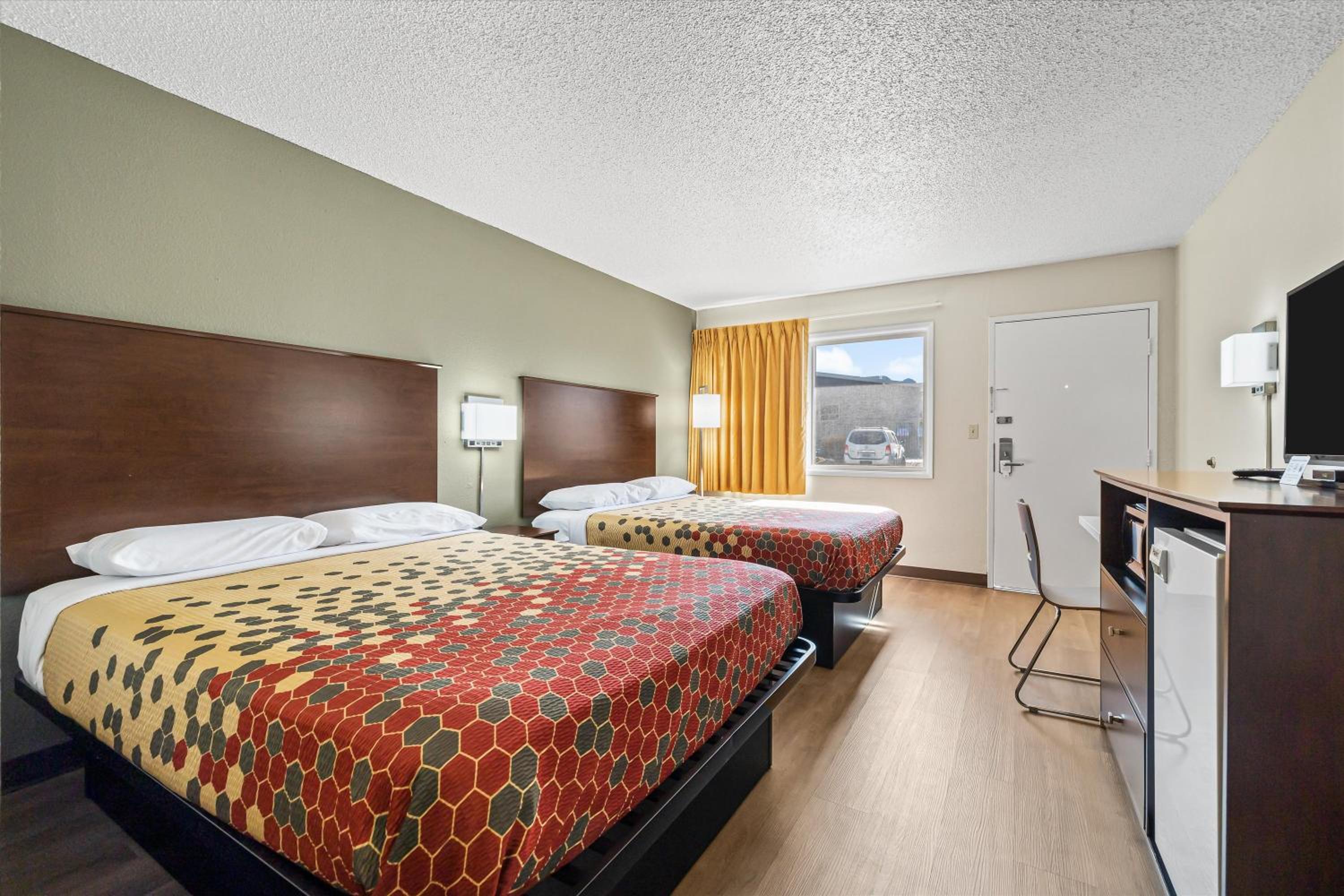 Queen Room with Two Queen Beds - Non-Smoking - Photo 3