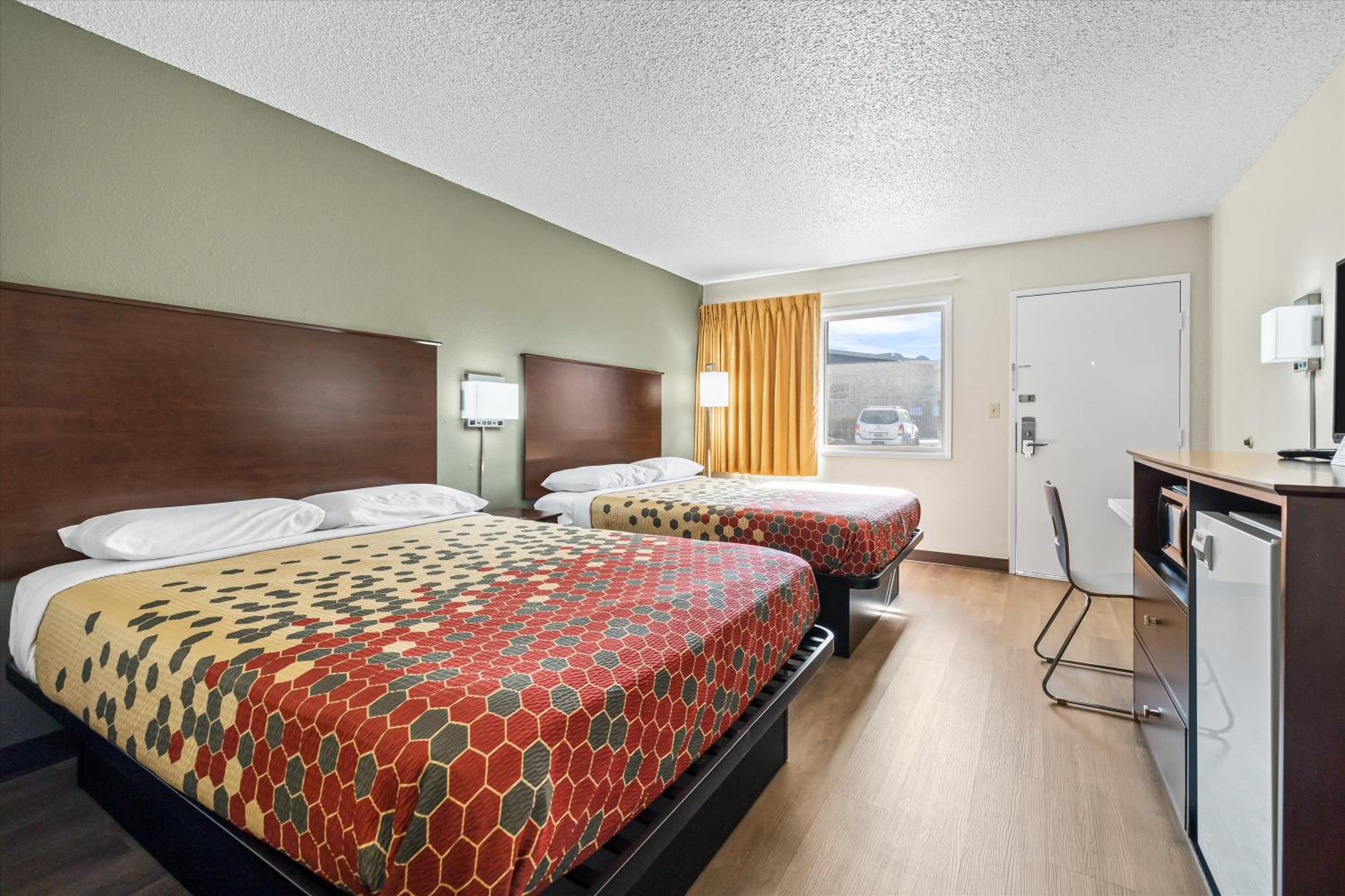Queen Room with Two Queen Beds - Non-Smoking - Photo 2