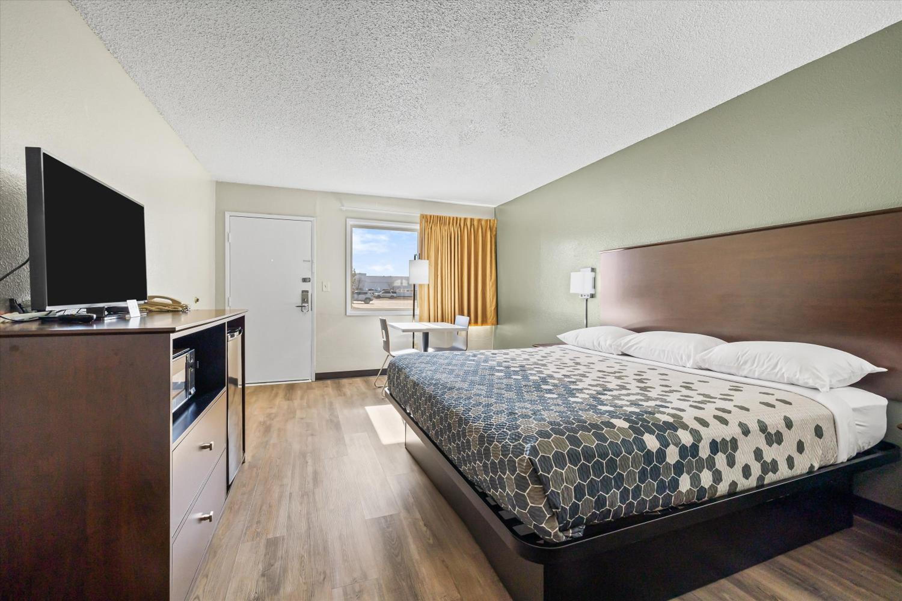 King Room - Non-Smoking - Photo 2