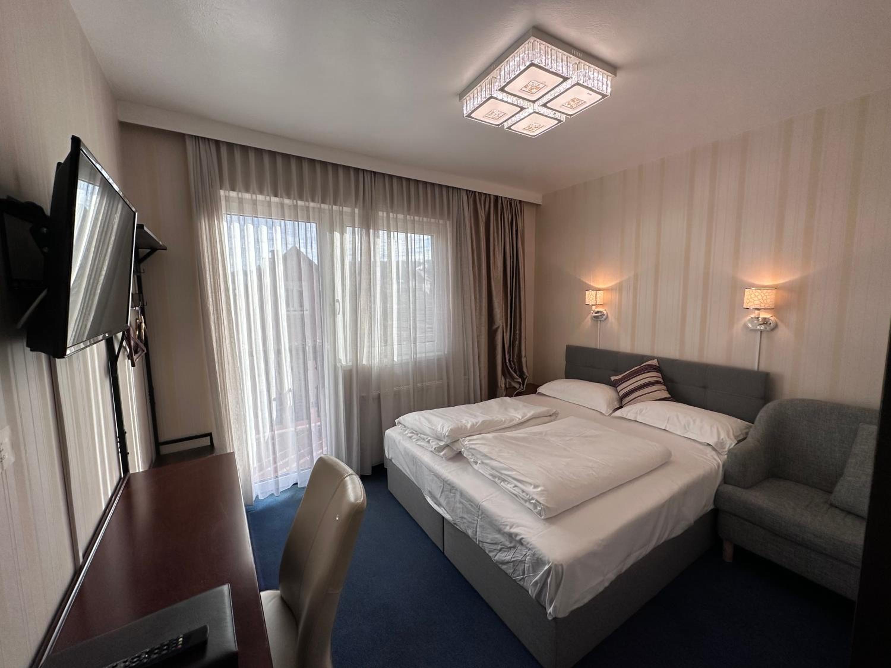 Double or Twin Room - Photo 3