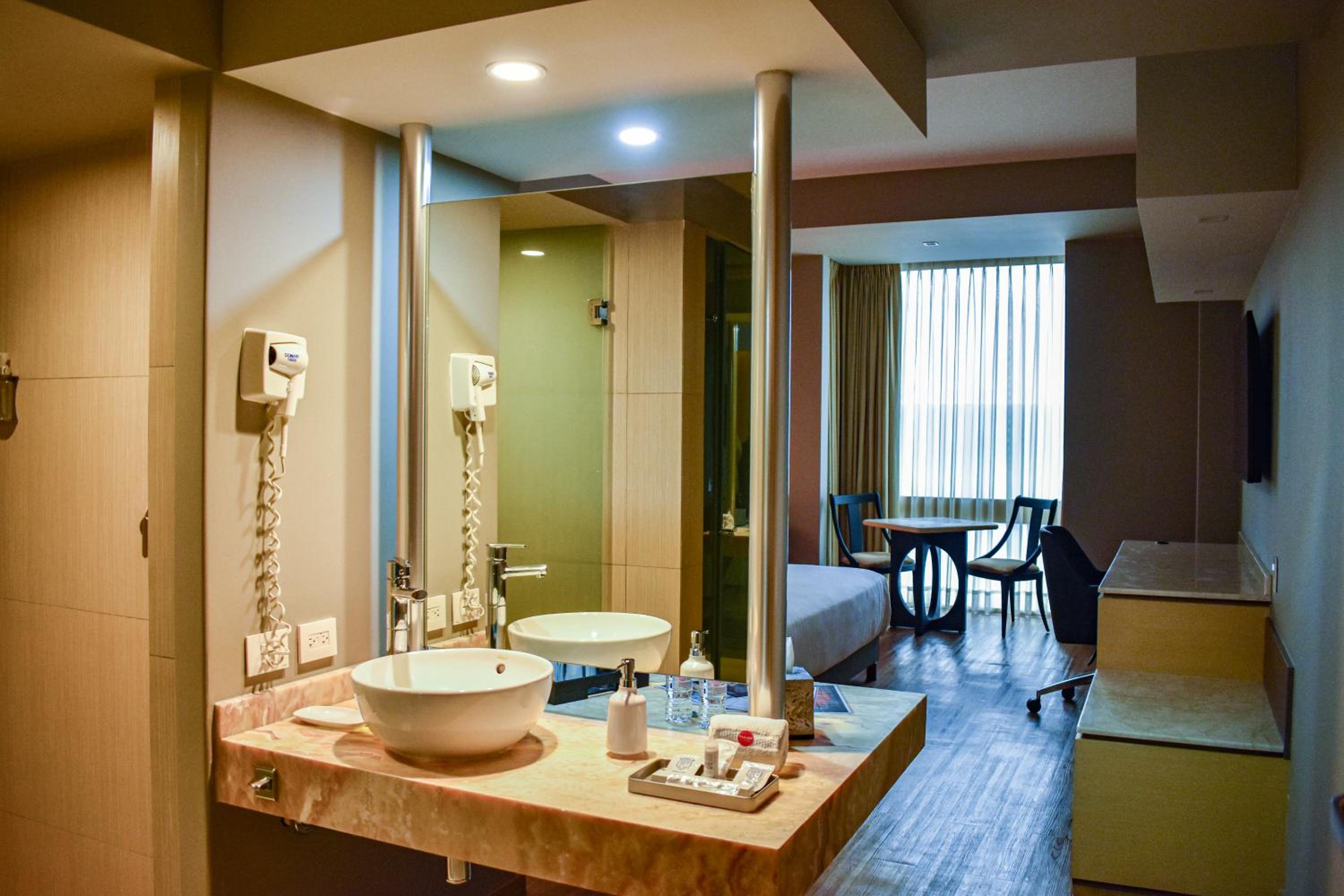 King Room - Non-Smoking photo 2