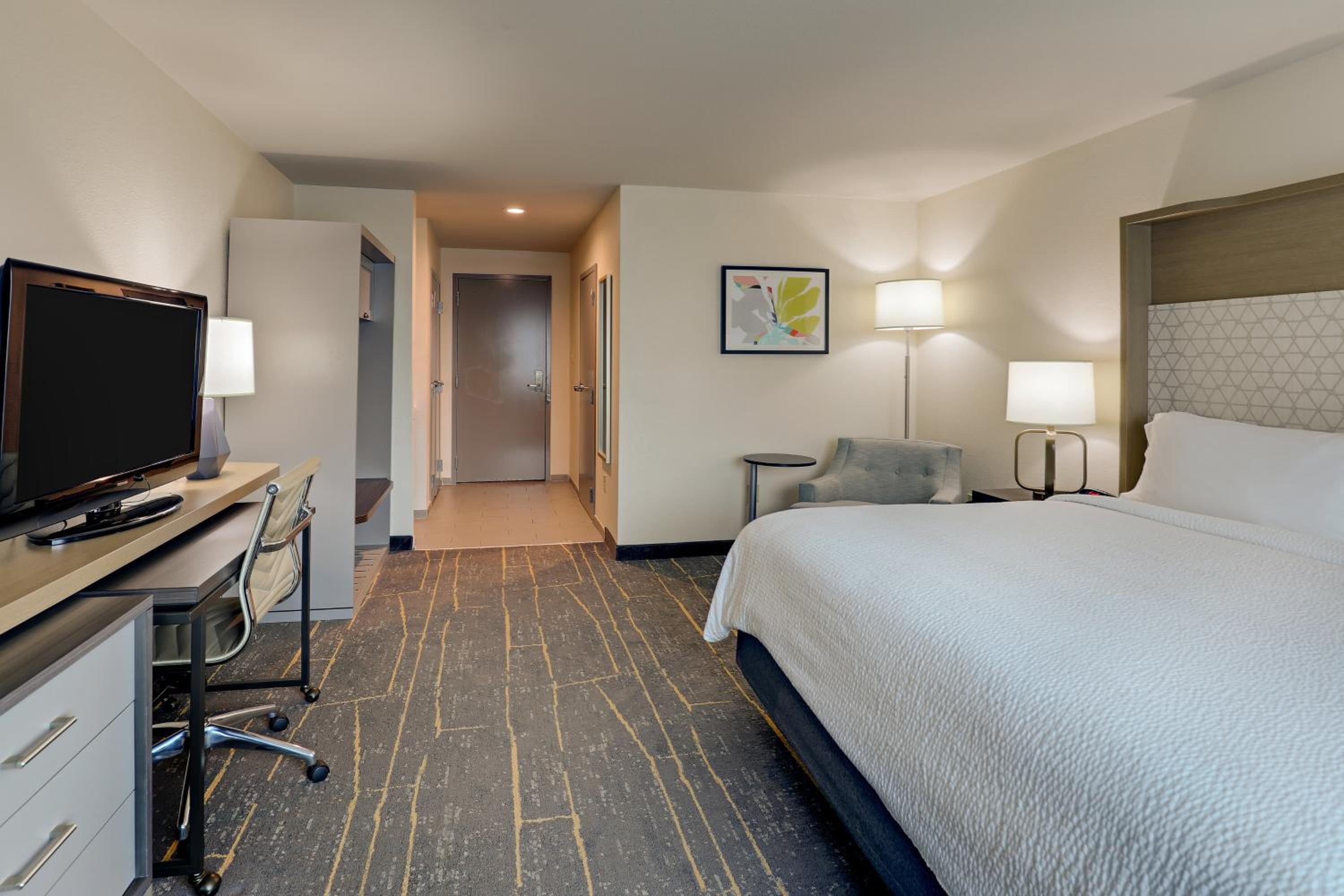 Standard King Room with Roll-in Shower - Mobility Accessible - Photo 4
