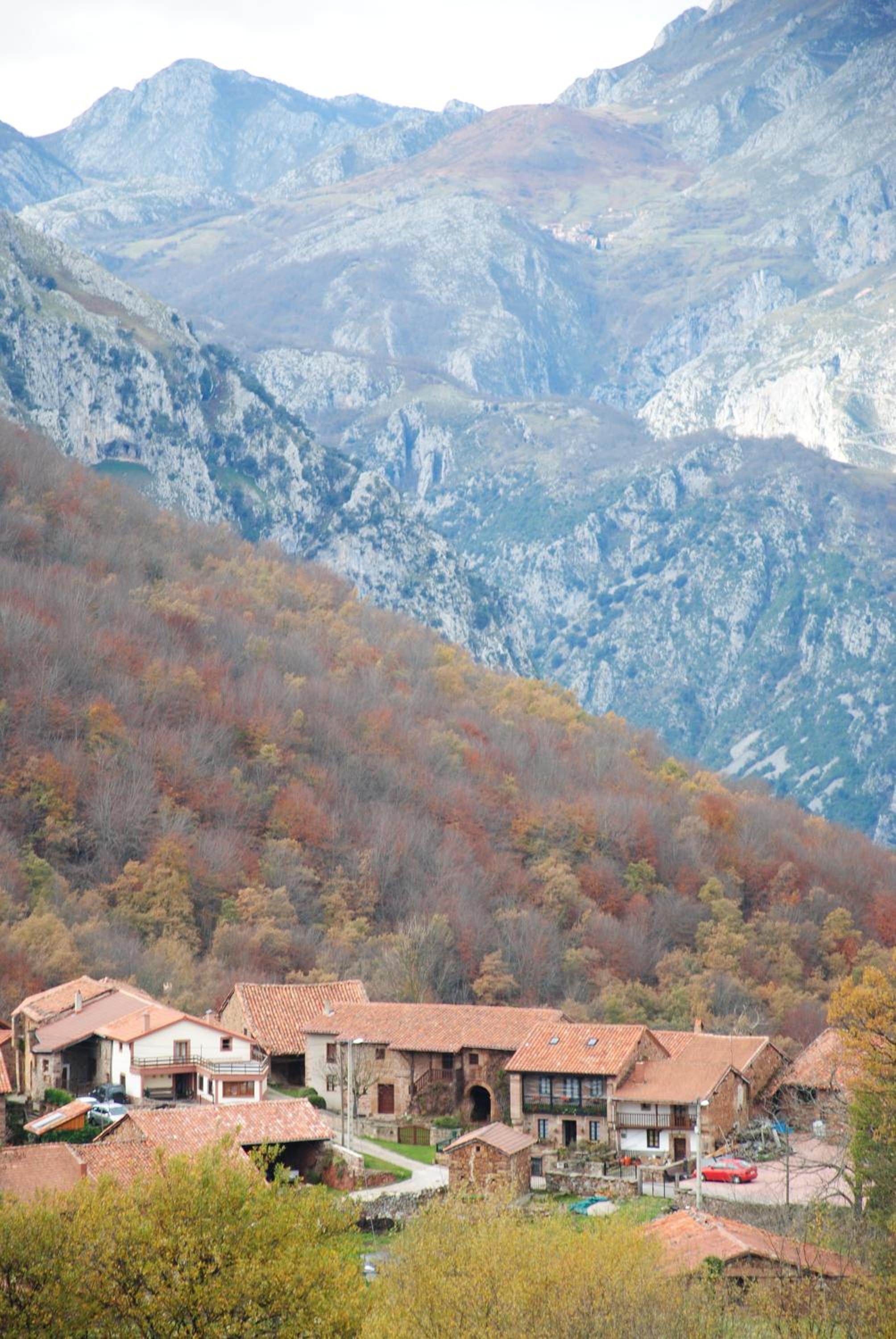 Three-Bedroom Apartment with Mountain View