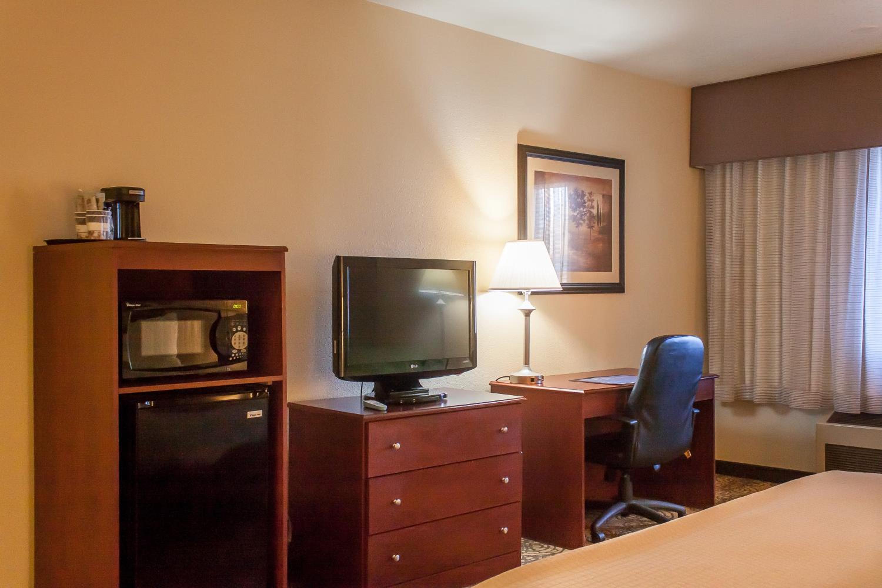 One-Bedroom King Suite with One Queen Bed and Sofa Bed - Kitchen/Non-Smoking - Photo 4
