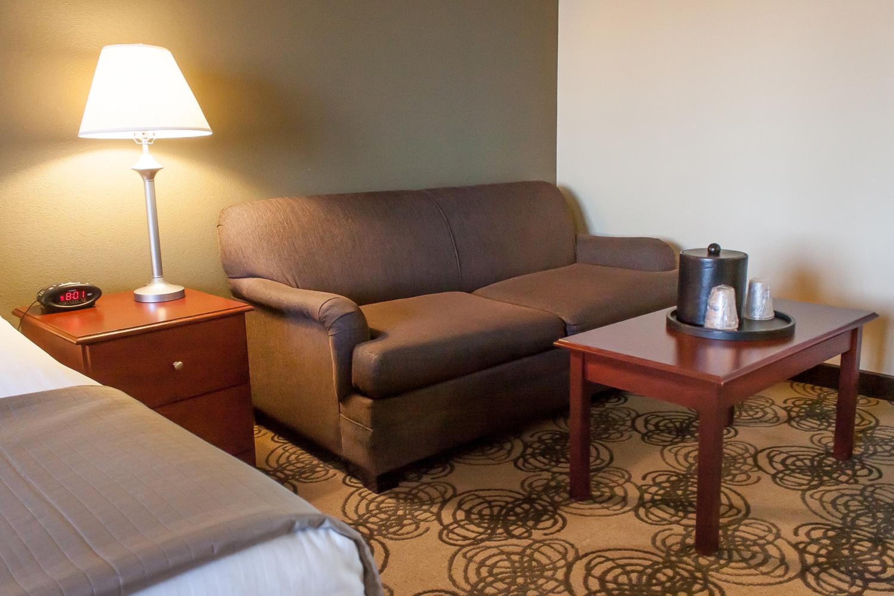 One-Bedroom King Suite with One Queen Bed and Sofa Bed - Kitchen/Non-Smoking - Photo 5