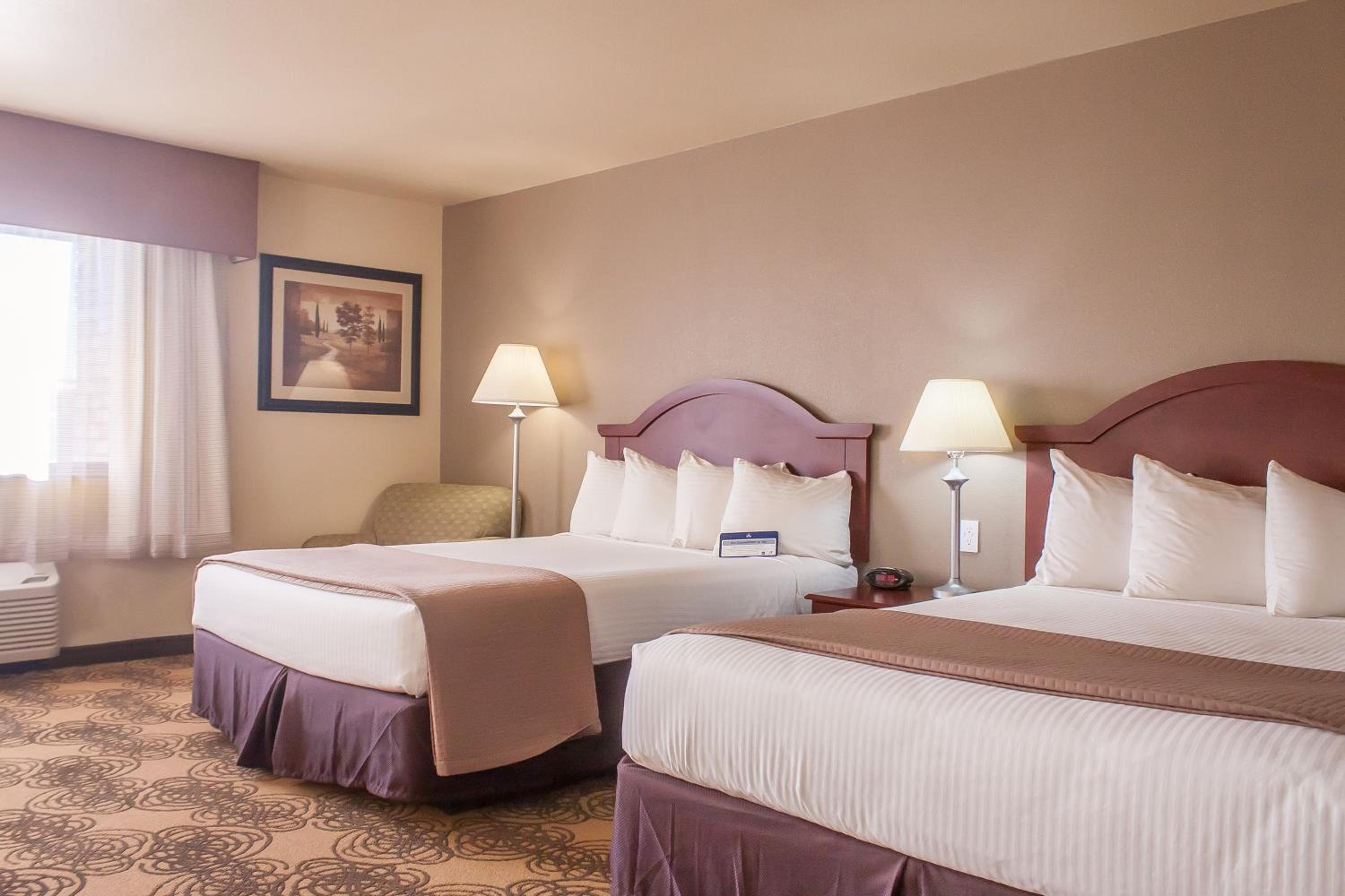 One-Bedroom Queen Suite with Two Queen Beds and Sofa Bed - Kitchen/Non-Smoking - Photo 5