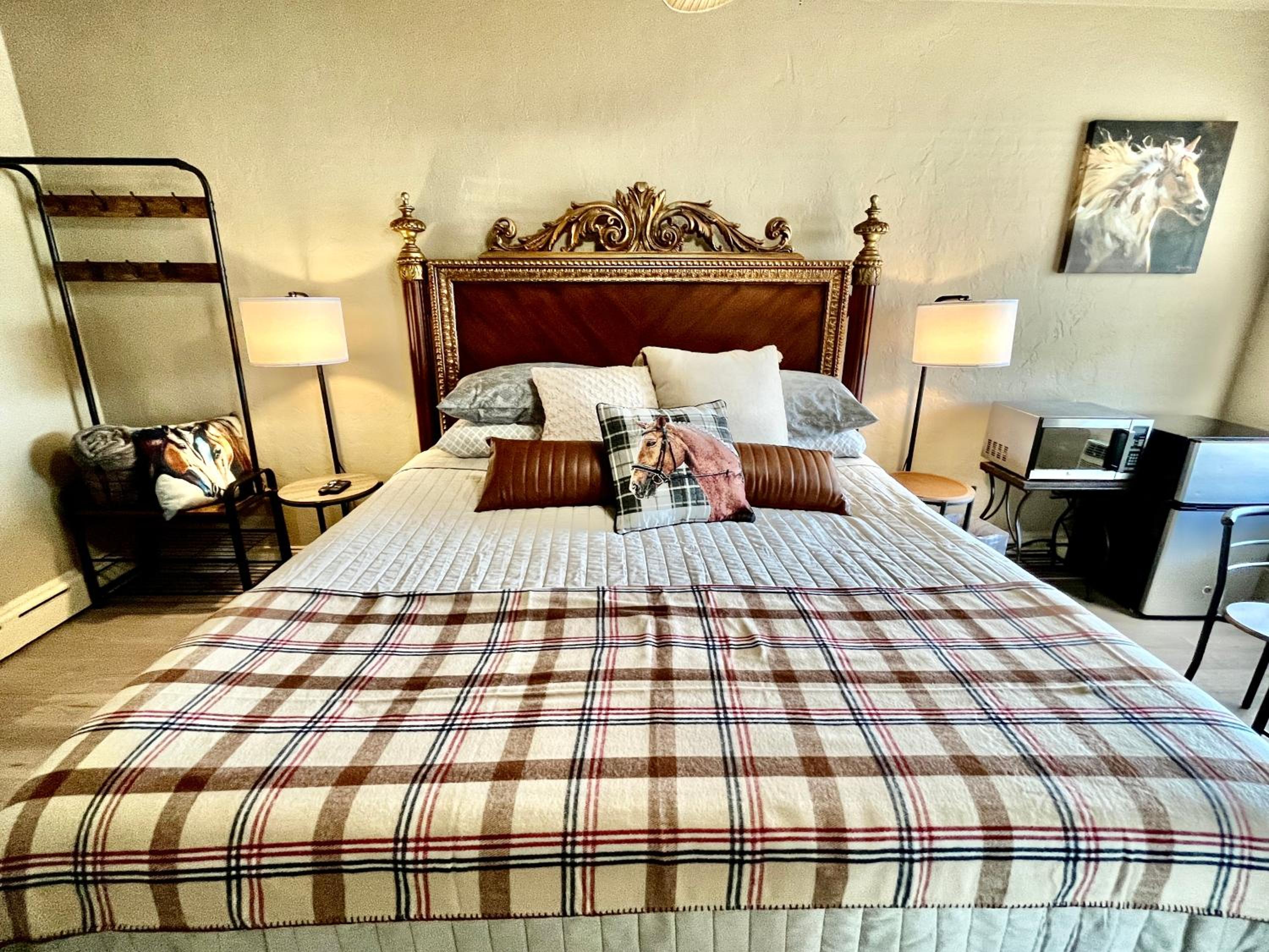 Deluxe King Room with Daybed photo 1