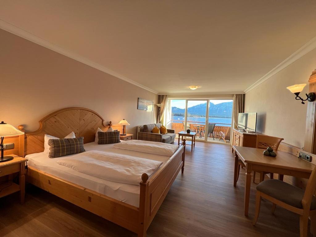 Junior Suite with Lake View - Photo 1