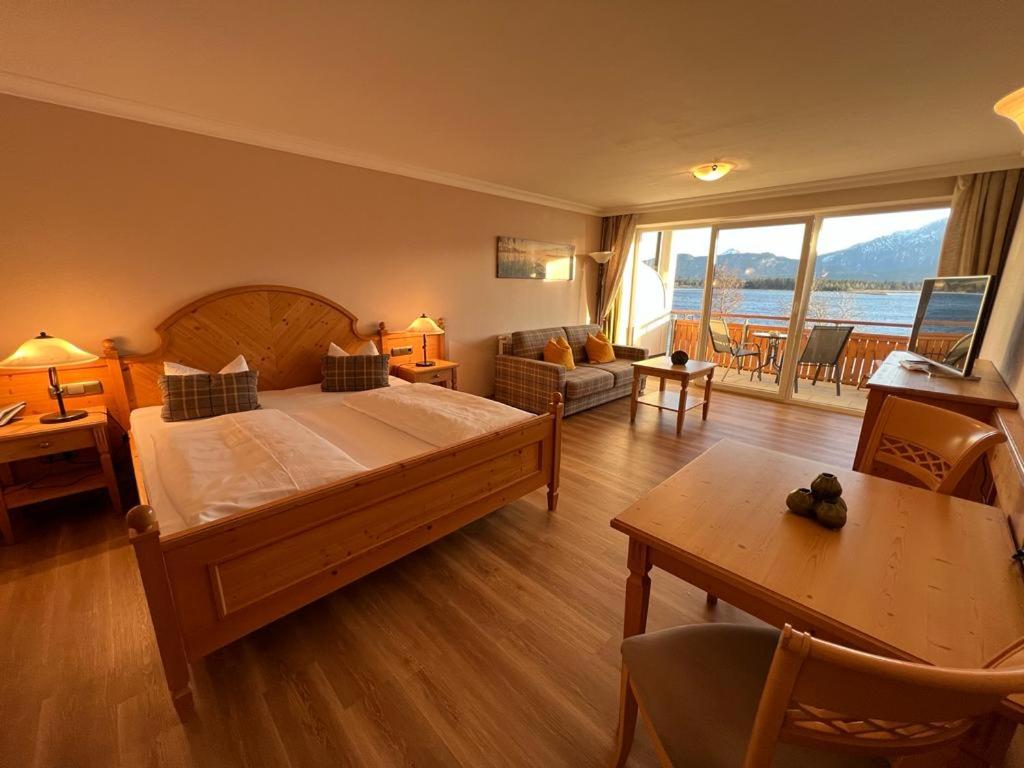 Junior Suite with Lake View - Photo 5