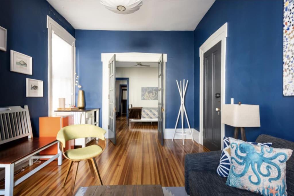 Eight-Bedroom House photo 3