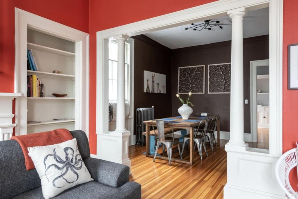 Eight-Bedroom House photo 2