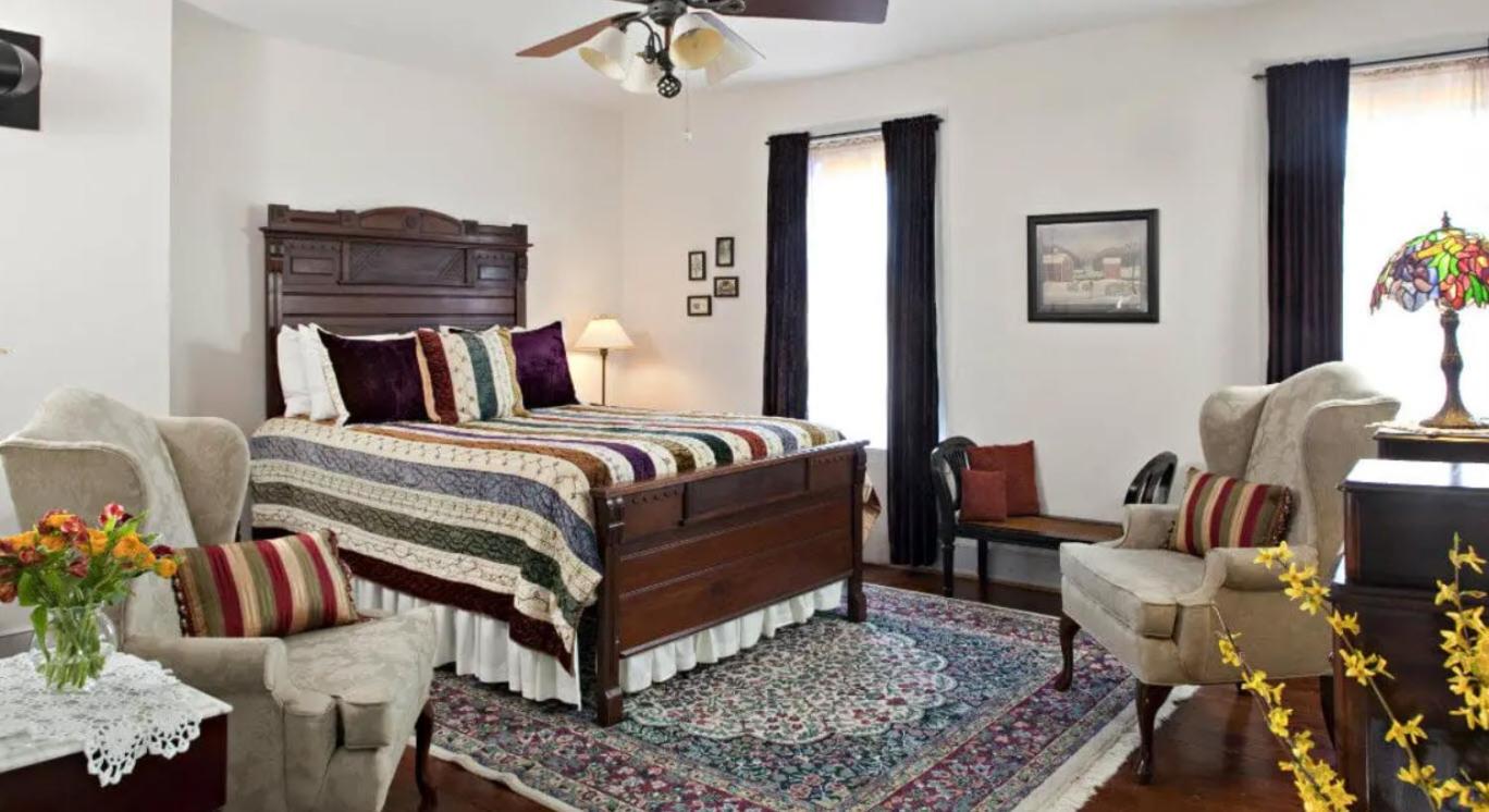 Queen Room with Balcony photo 1