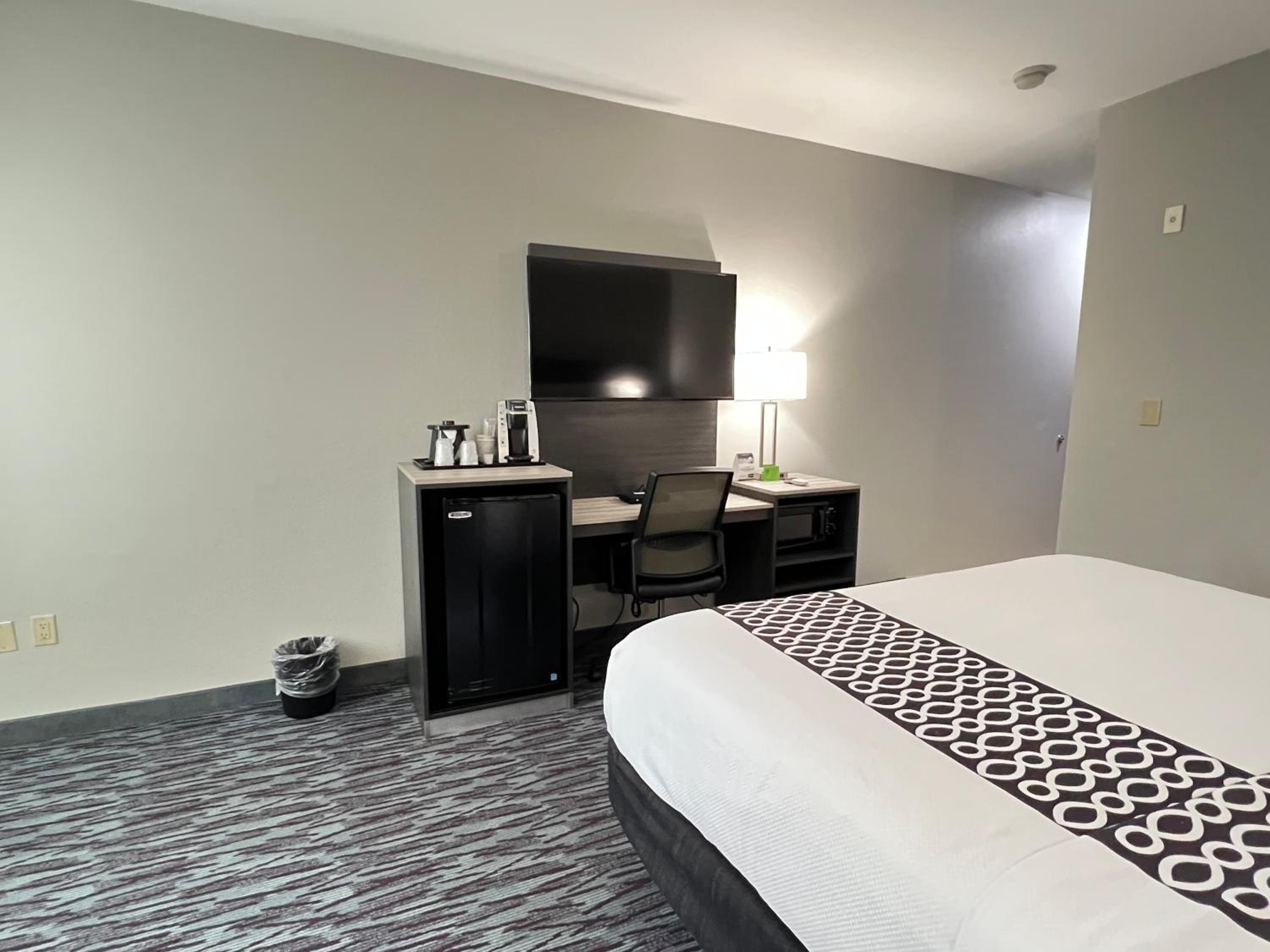 King Room - Non-Smoking - Photo 4