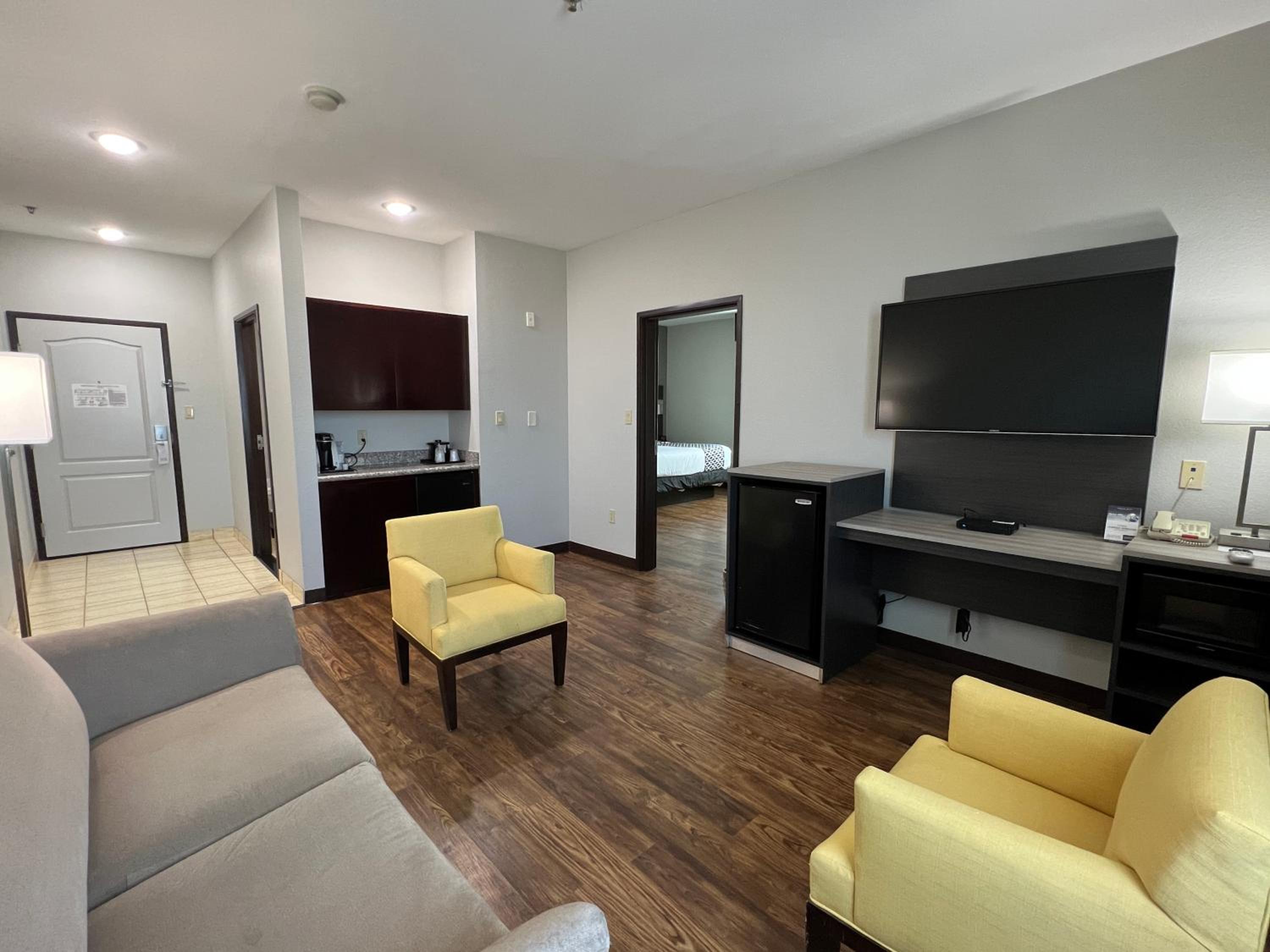 Family King Suite - Non-Smoking - Photo 1