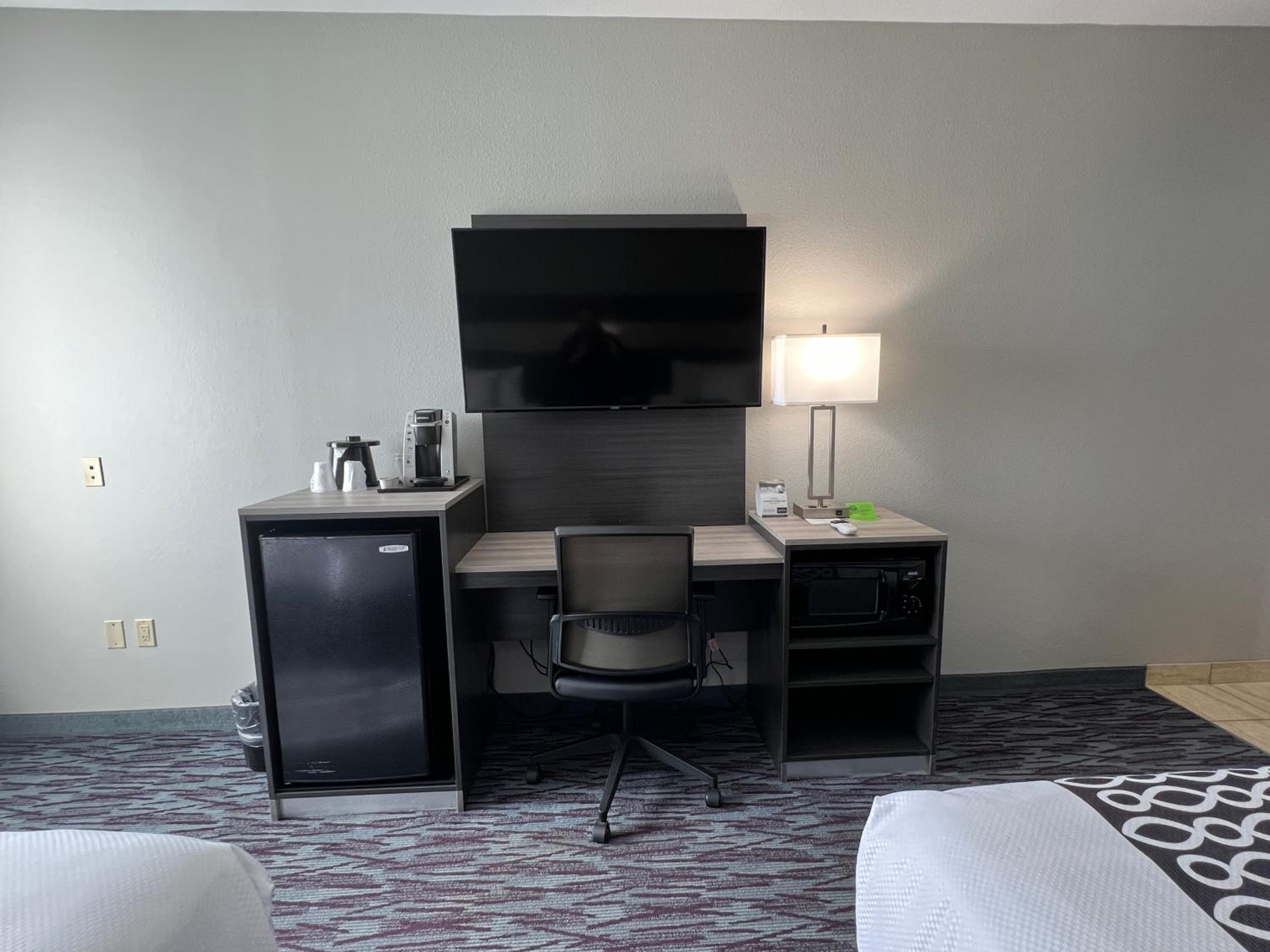 Queen Room with Two Queen Beds - Non-Smoking - Photo 6