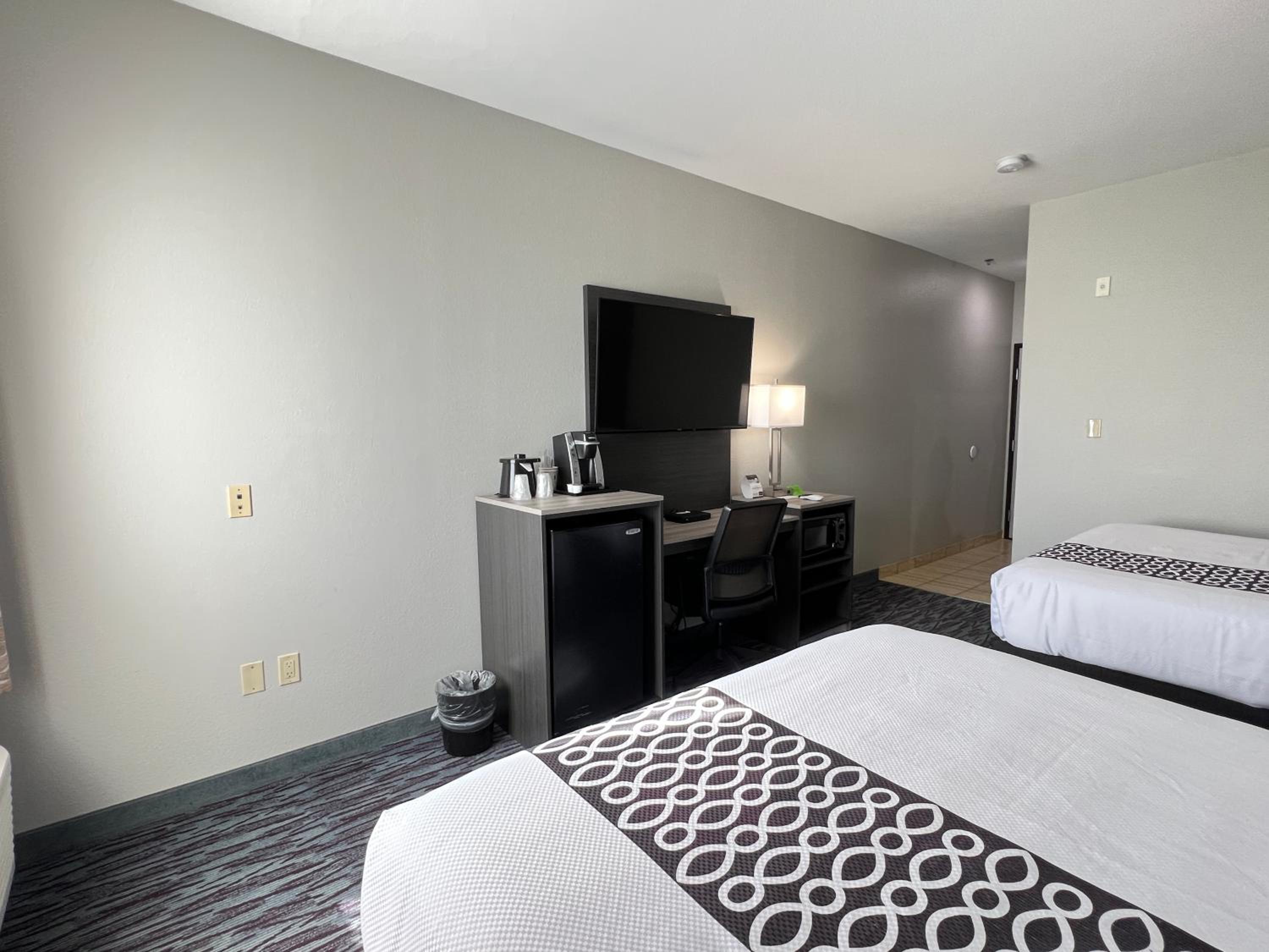 Queen Room with Two Queen Beds - Non-Smoking - Photo 10