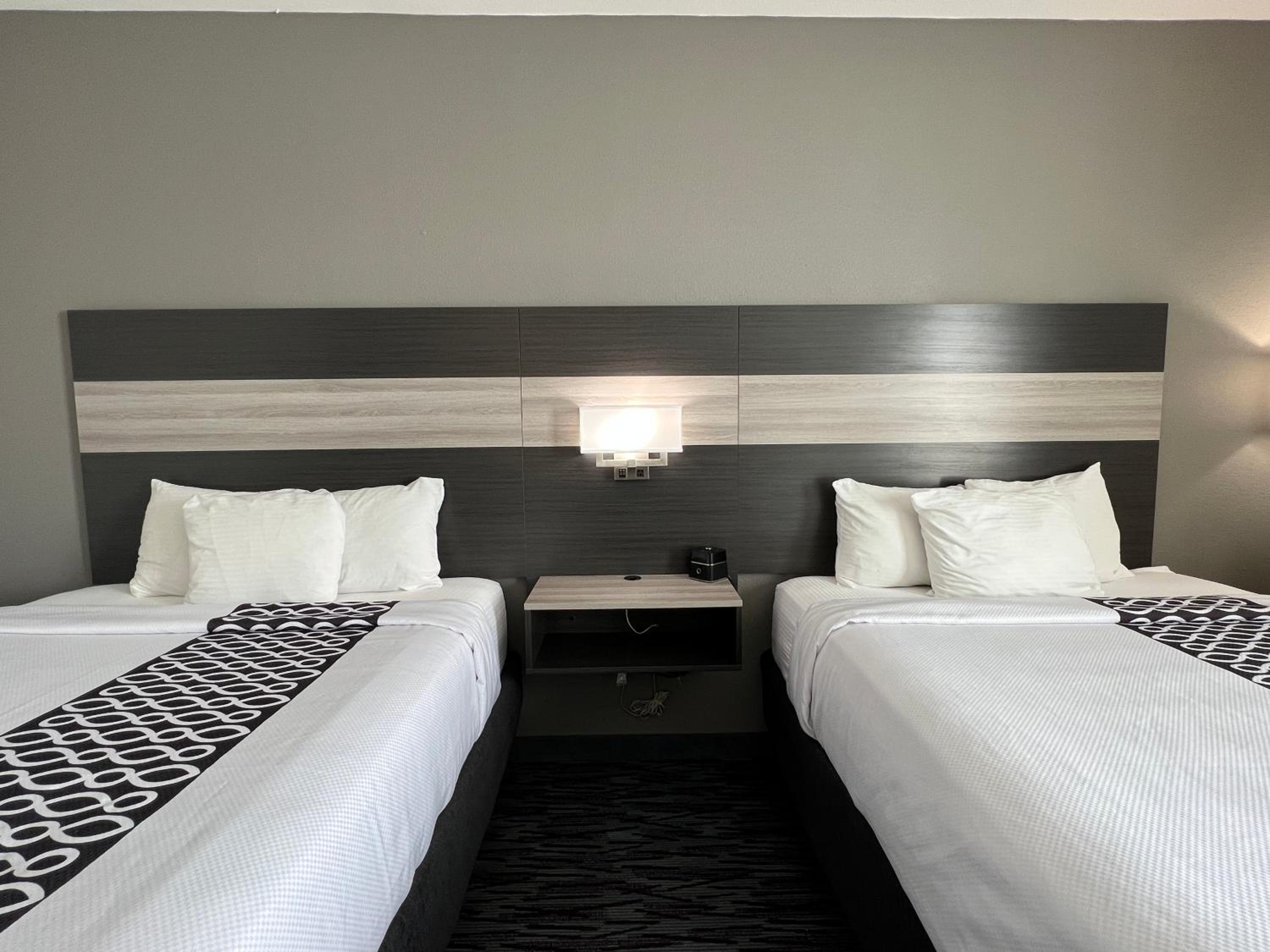 Queen Room with Two Queen Beds - Non-Smoking - Photo 5