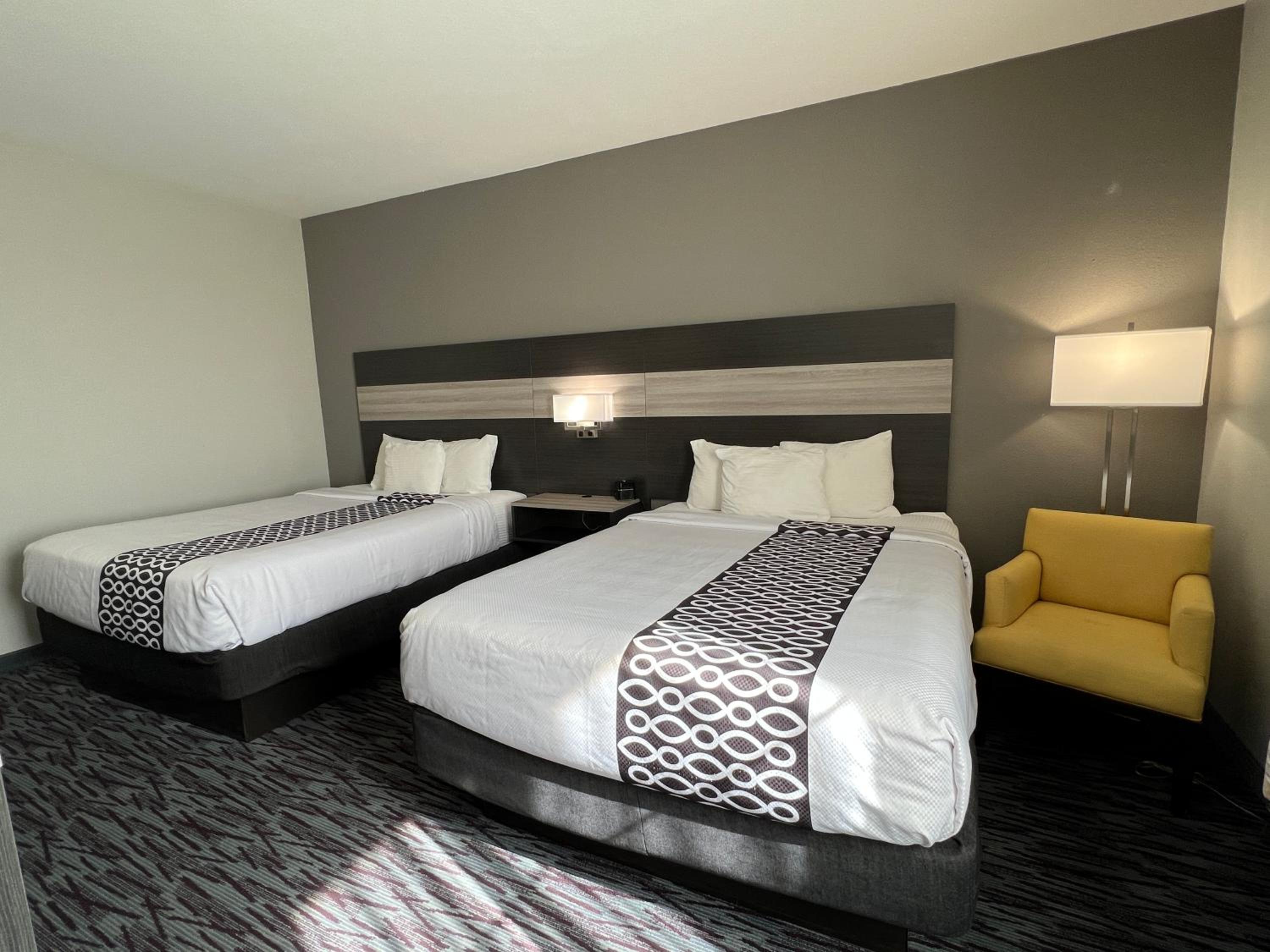 Queen Room with Two Queen Beds - Non-Smoking - Photo 2