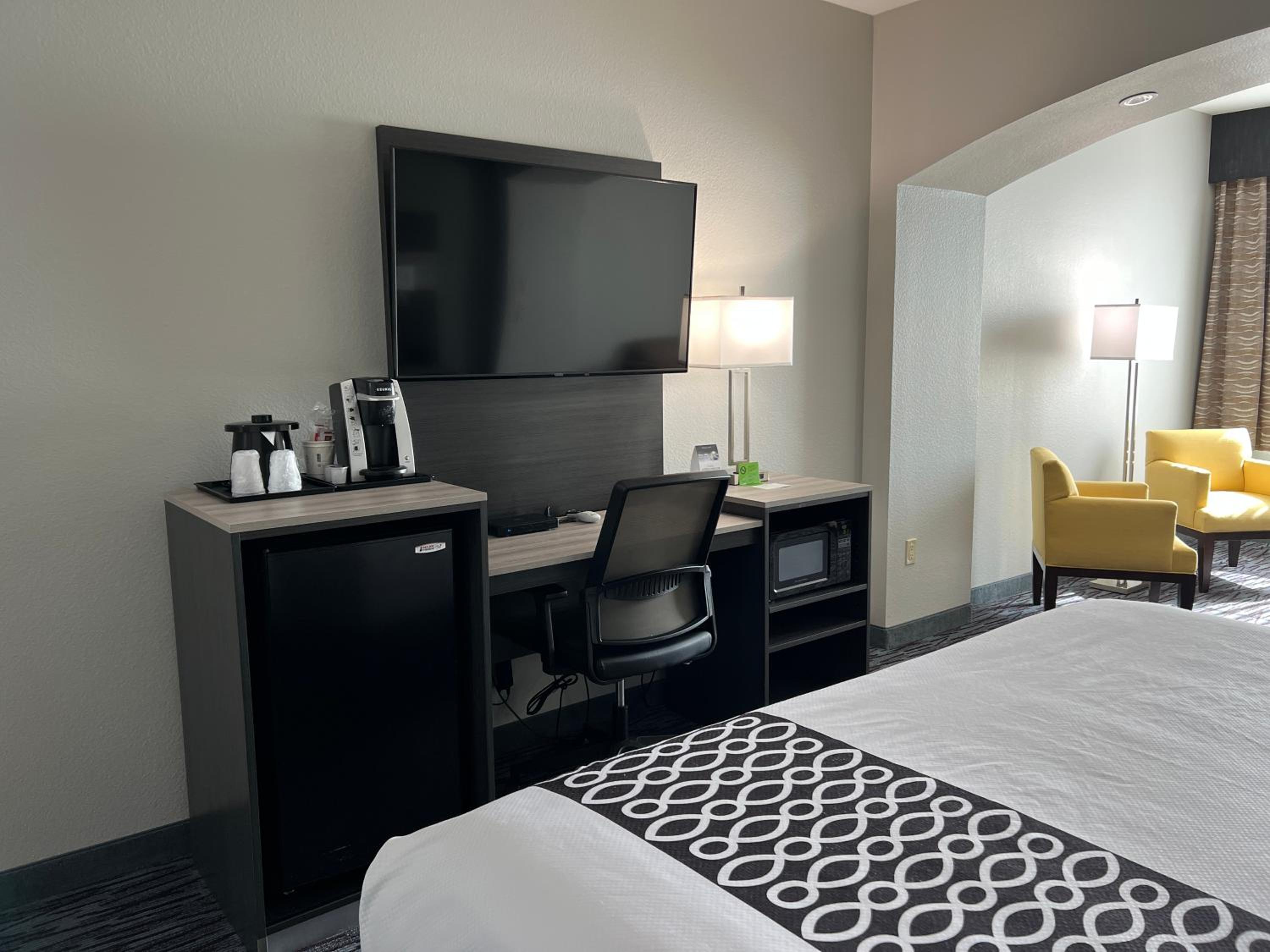 Executive King Room - Non-Smoking - Photo 8