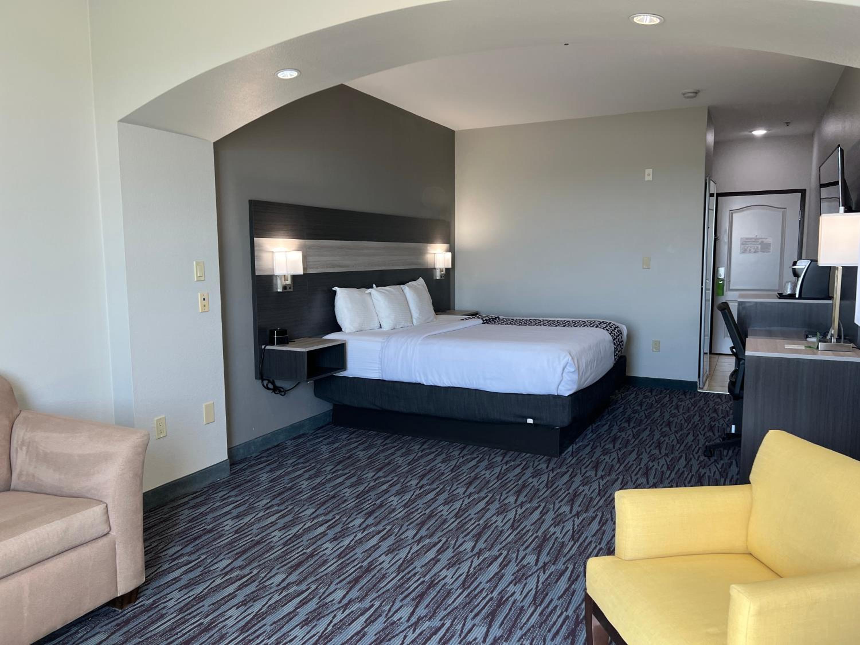 Executive King Room - Non-Smoking - Photo 7