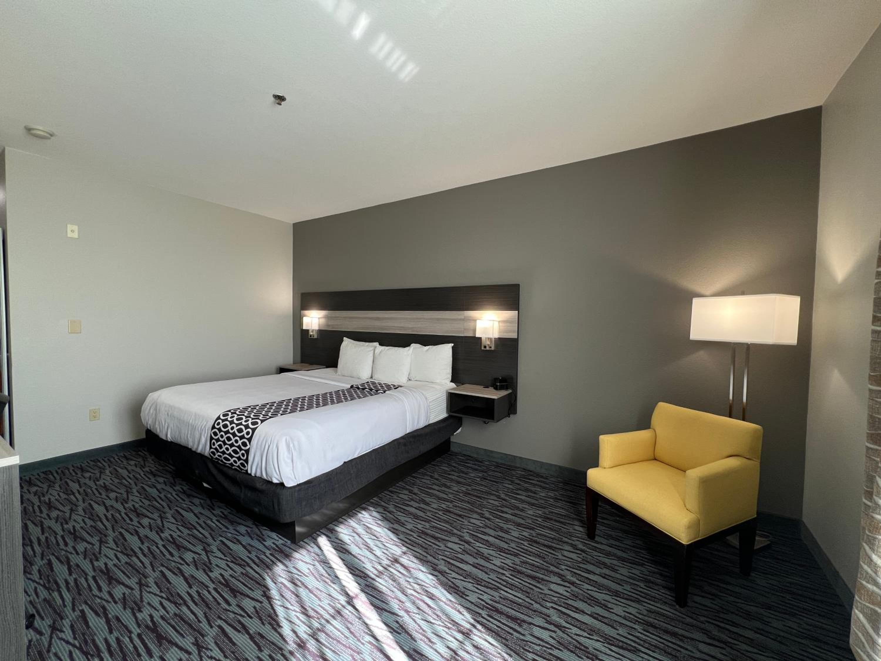 King Room with Roll-In Shower - Mobility/Hearing Accessible - Non-Smoking - Photo 4