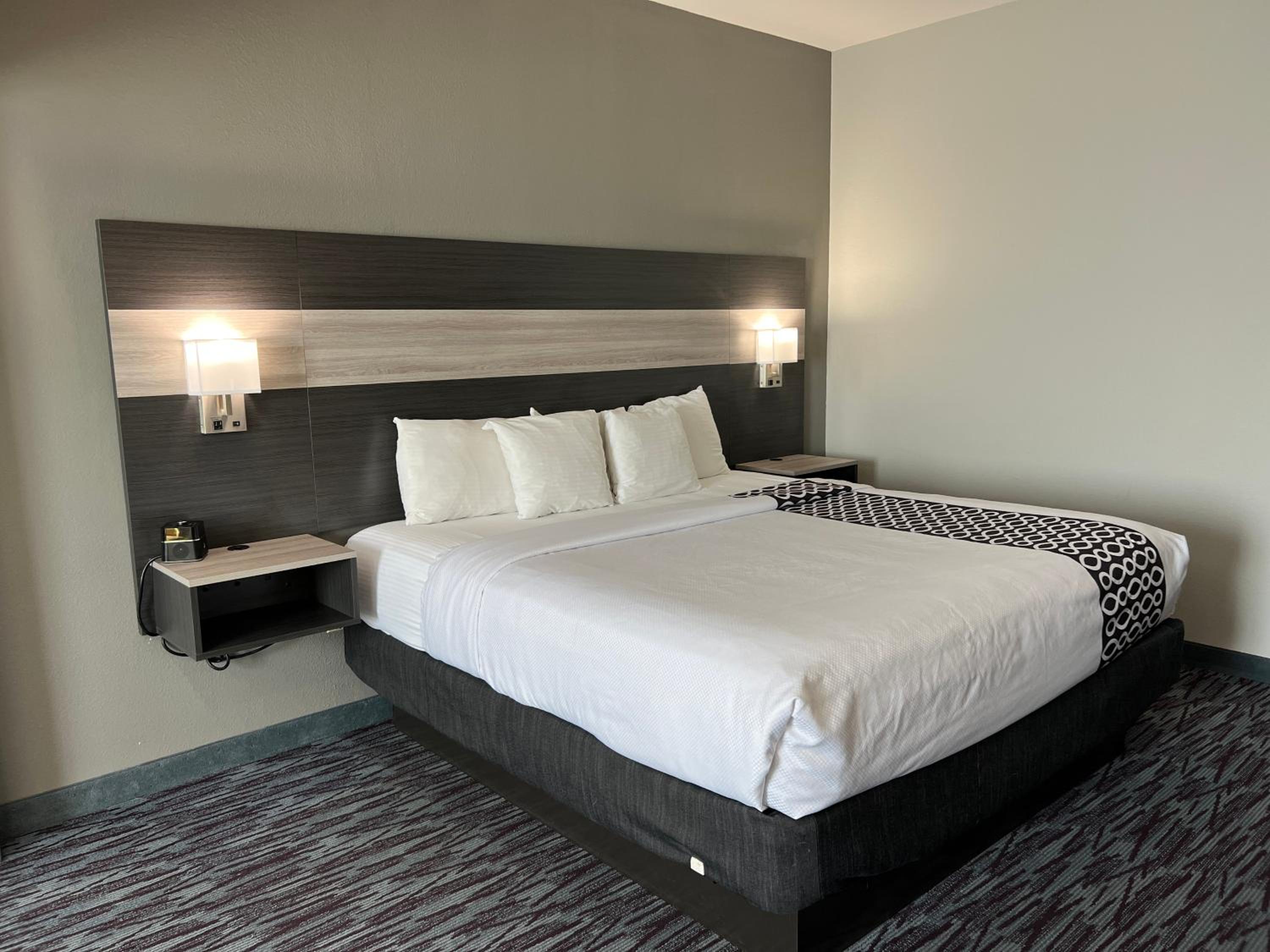King Room with Roll-In Shower - Mobility/Hearing Accessible - Non-Smoking - Photo 5