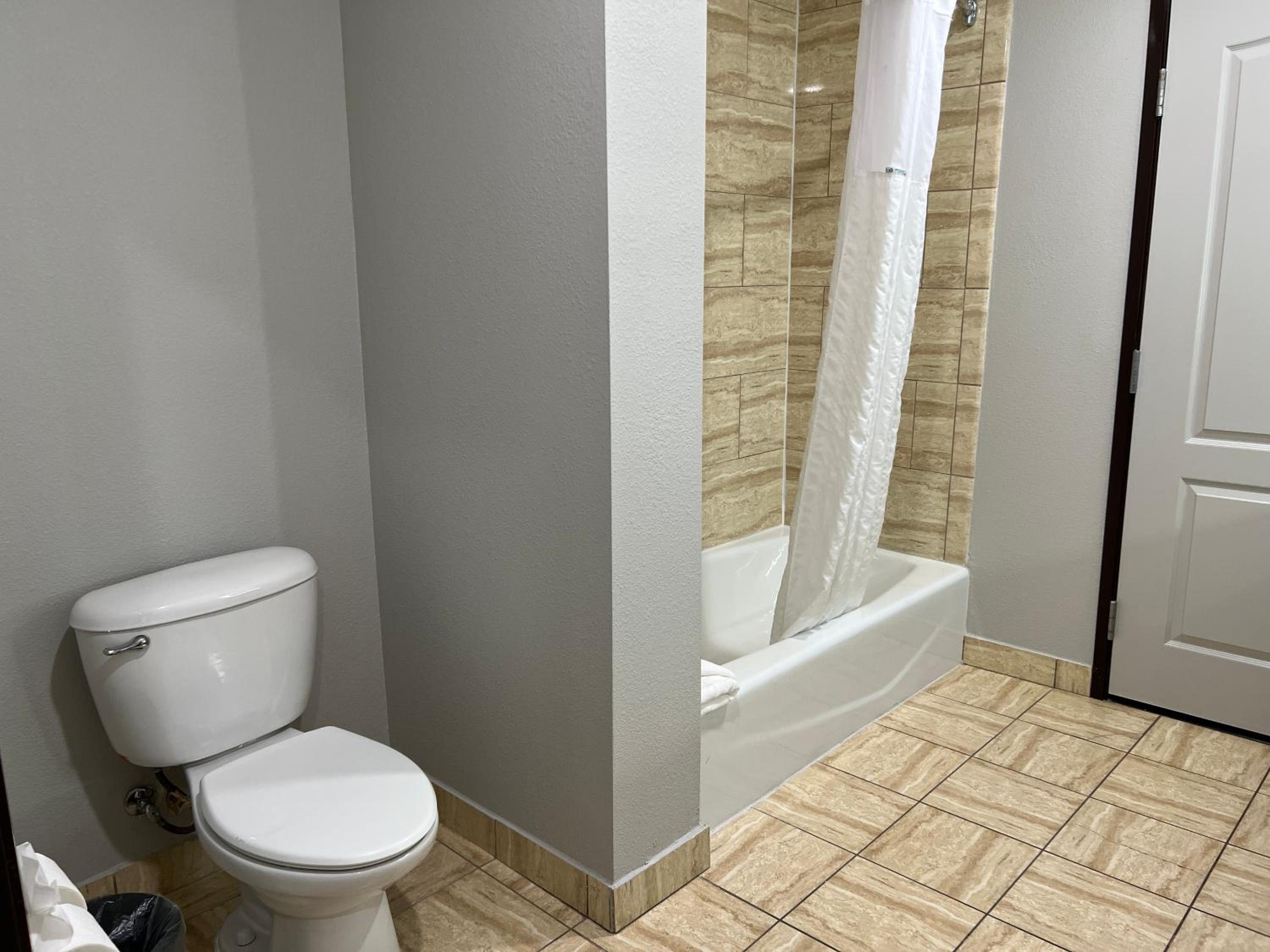 Family King Suite - Non-Smoking - Photo 6