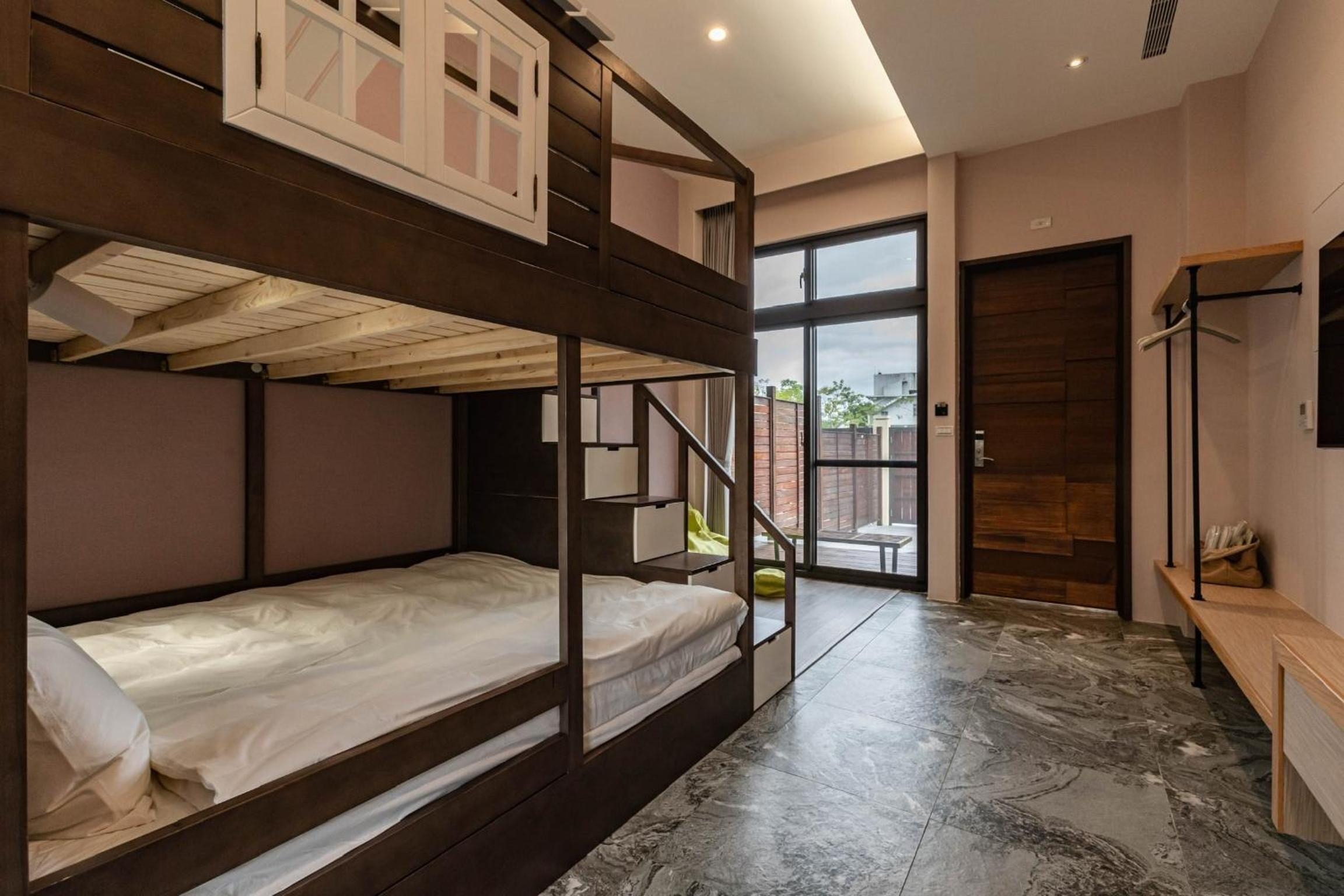 Superior Family Room - Photo 9