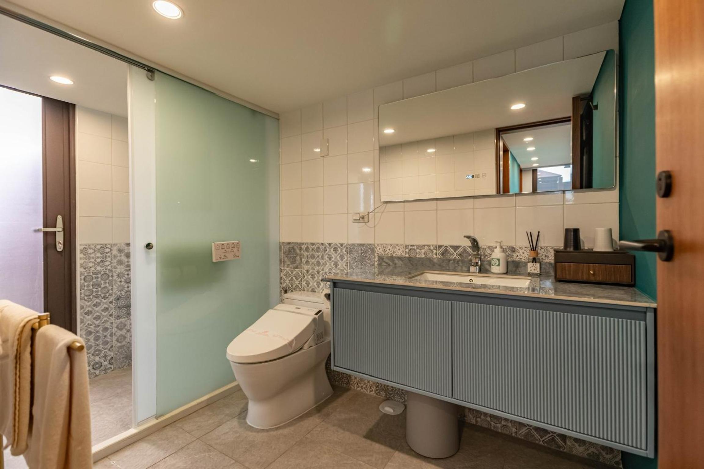 Deluxe Double Room with Bath - Photo 10