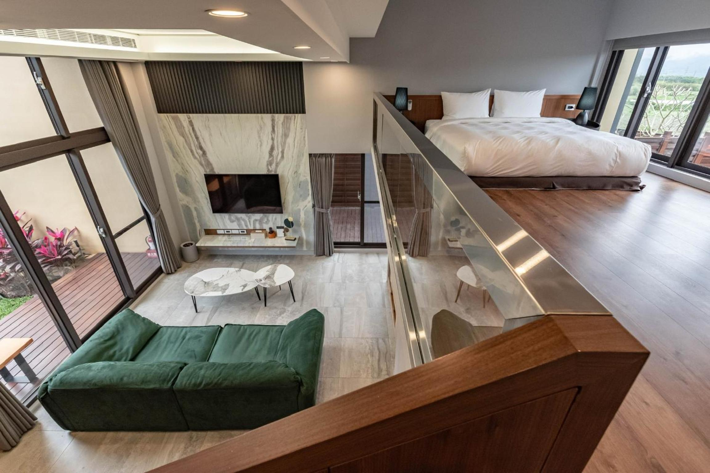 Deluxe Double Room with Bath - Photo 5