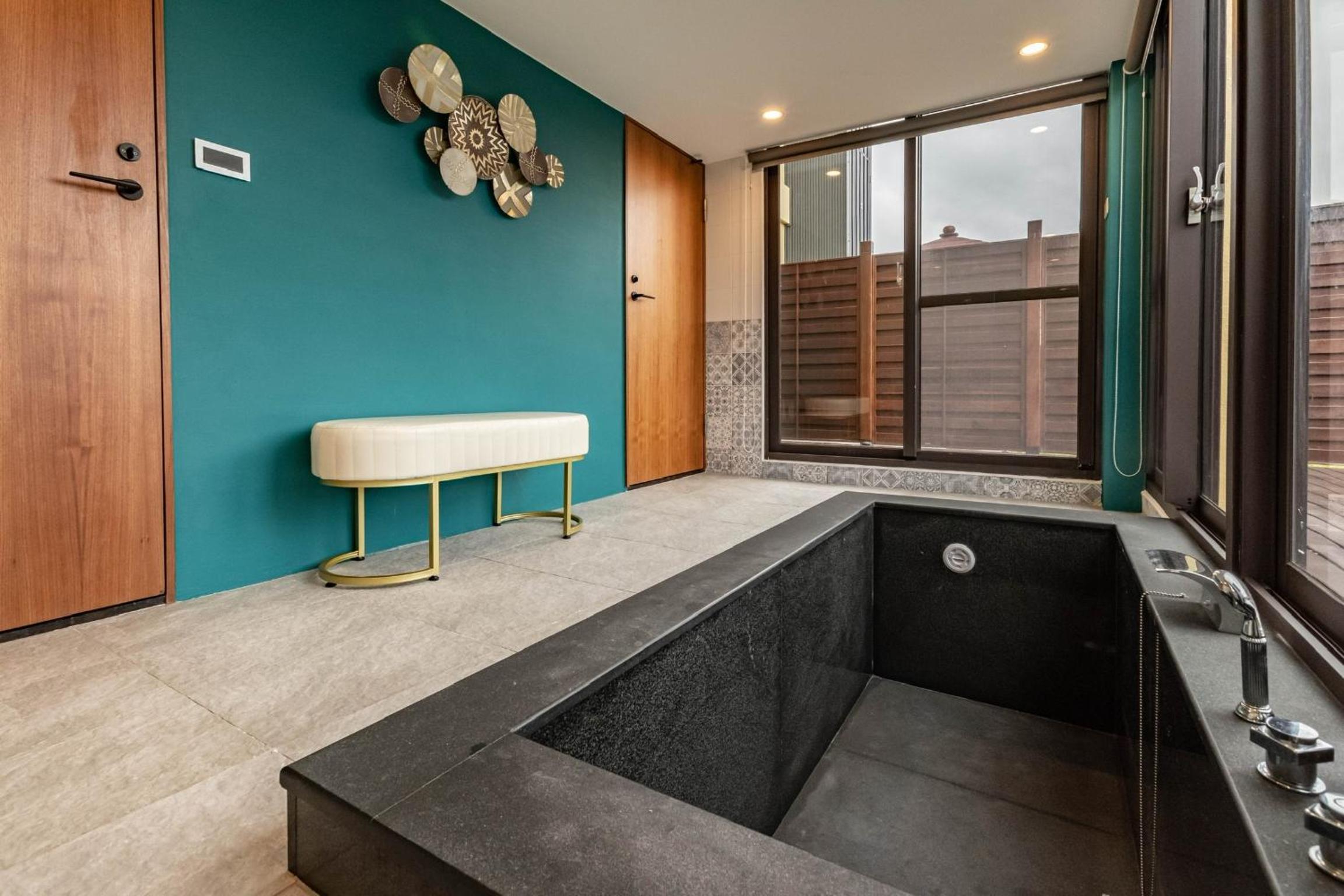Deluxe Double Room with Bath - Photo 8