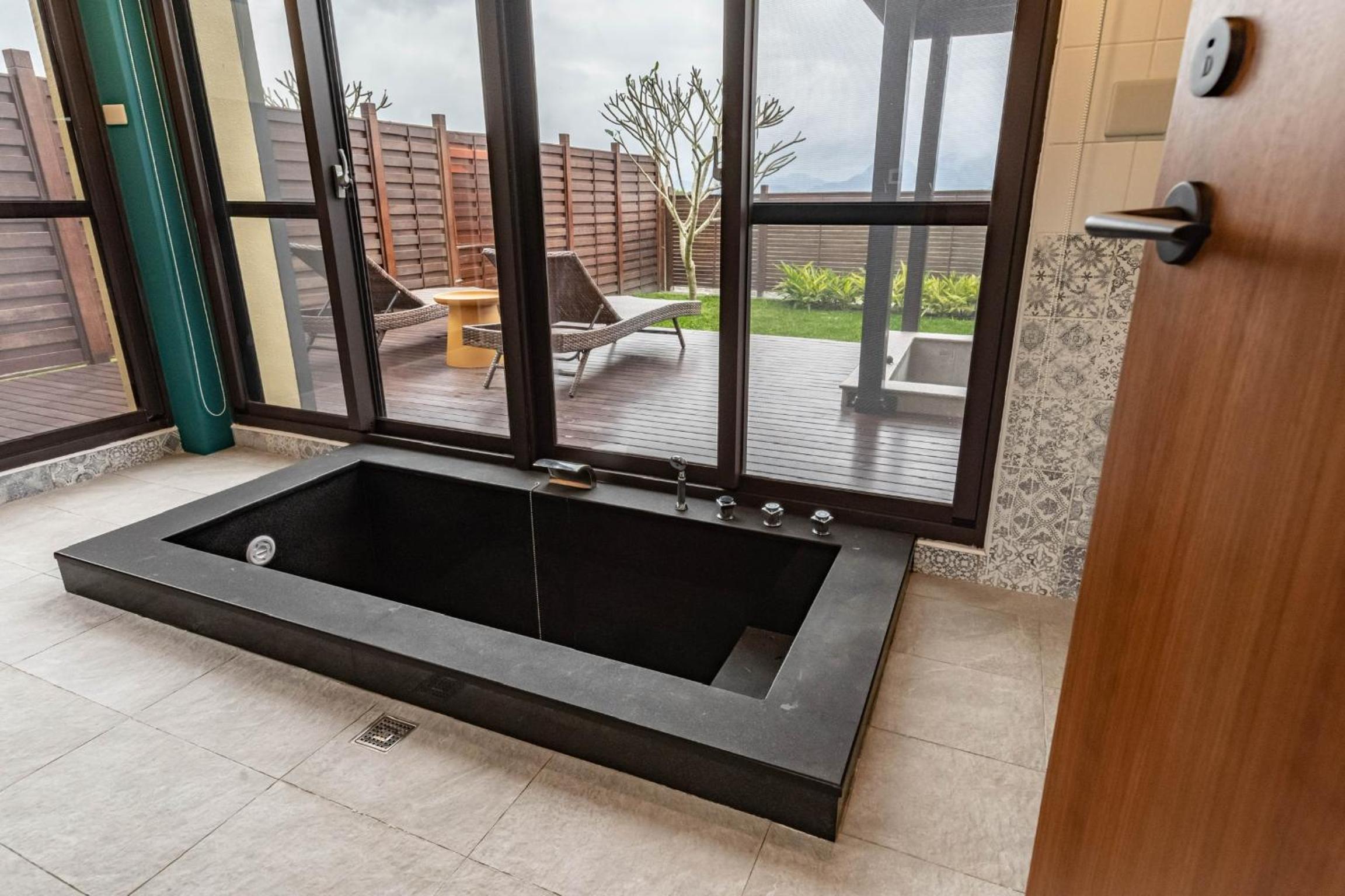 Deluxe Double Room with Bath - Photo 9