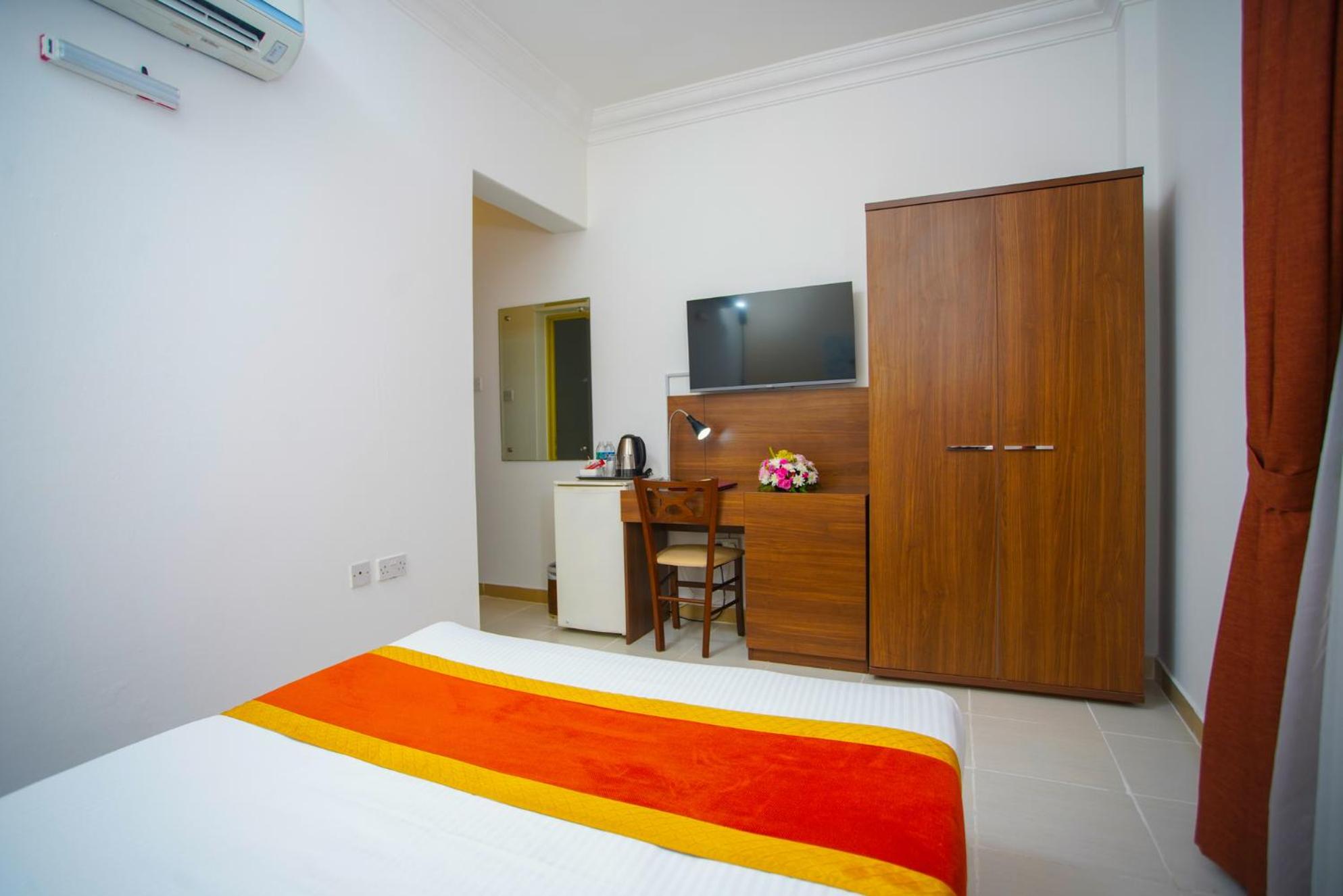 Standard King Bedroom - Photo 4