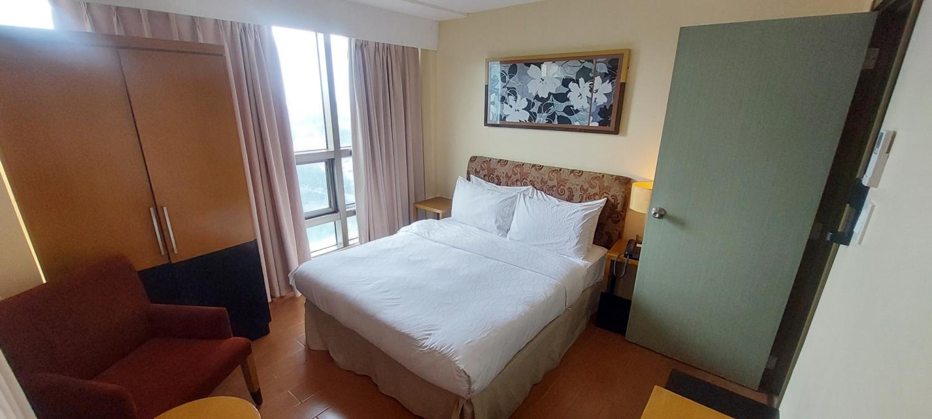 One-Bedroom Suite - Photo 4