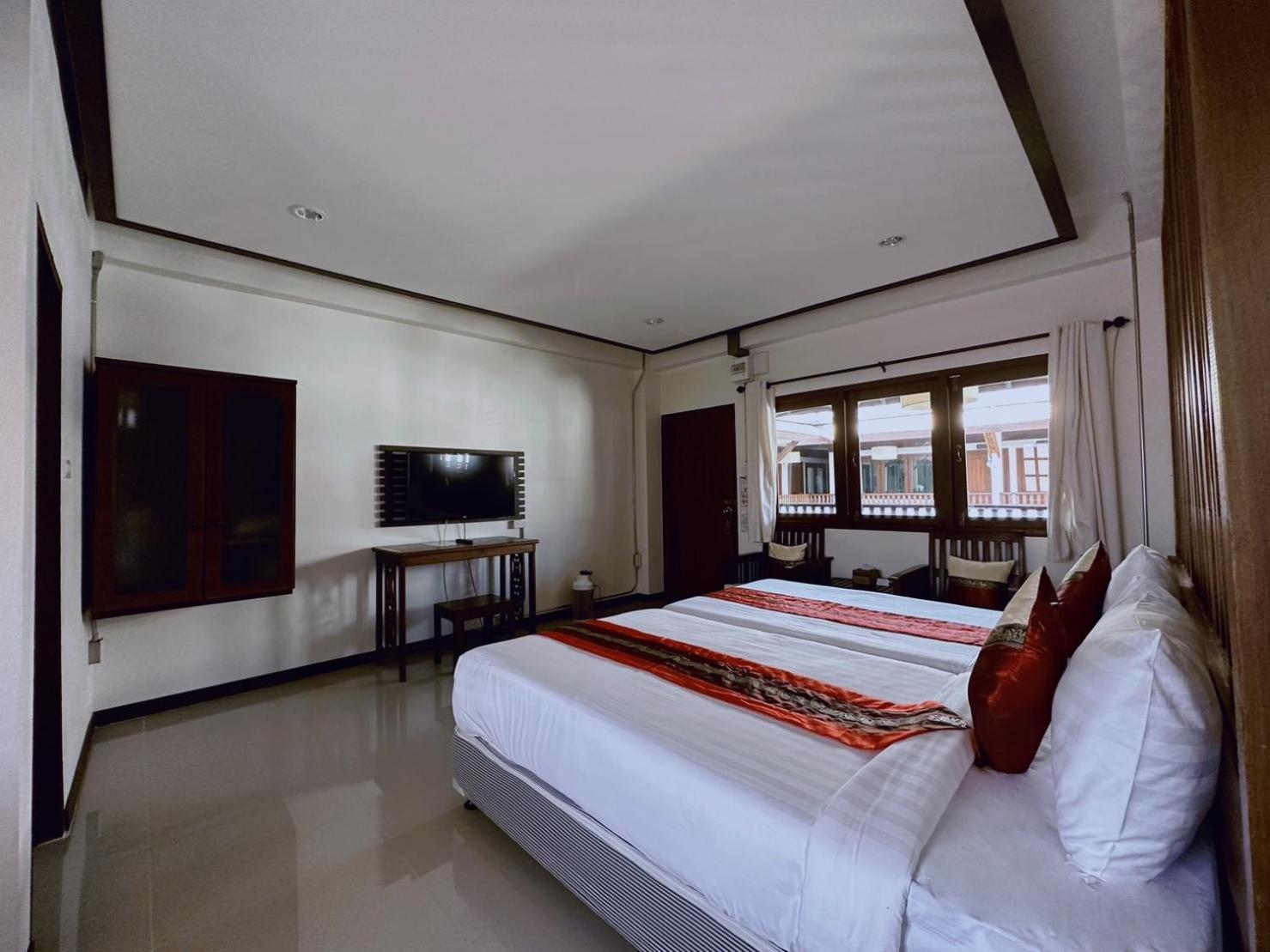 Family Room - Photo 4
