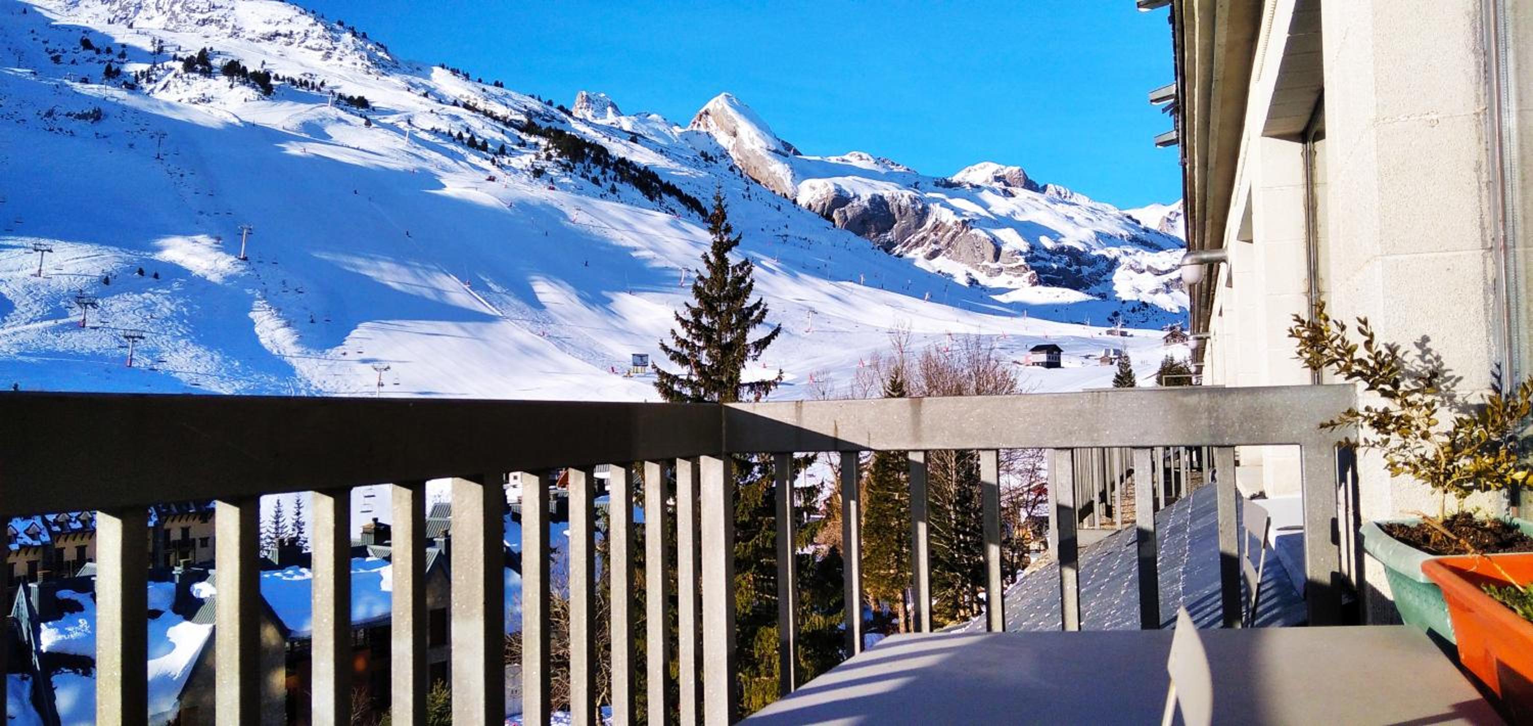 Apartment with Mountain View photo 3