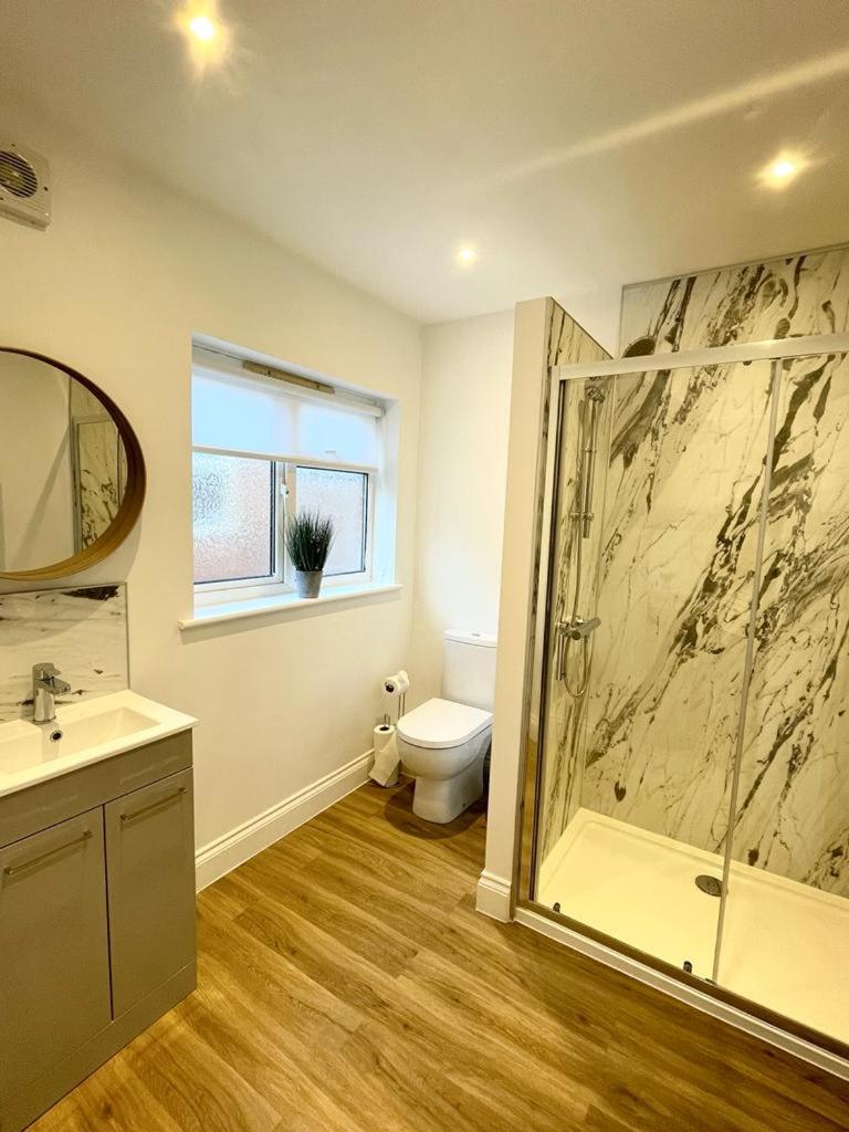 Six-Bedroom House photo 2