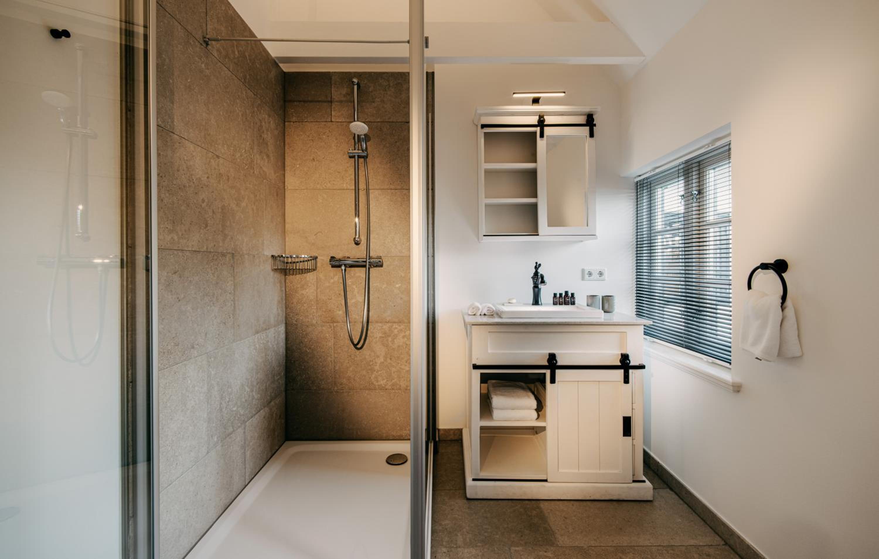 Standard Double Room (no pets allowed) - Photo 10