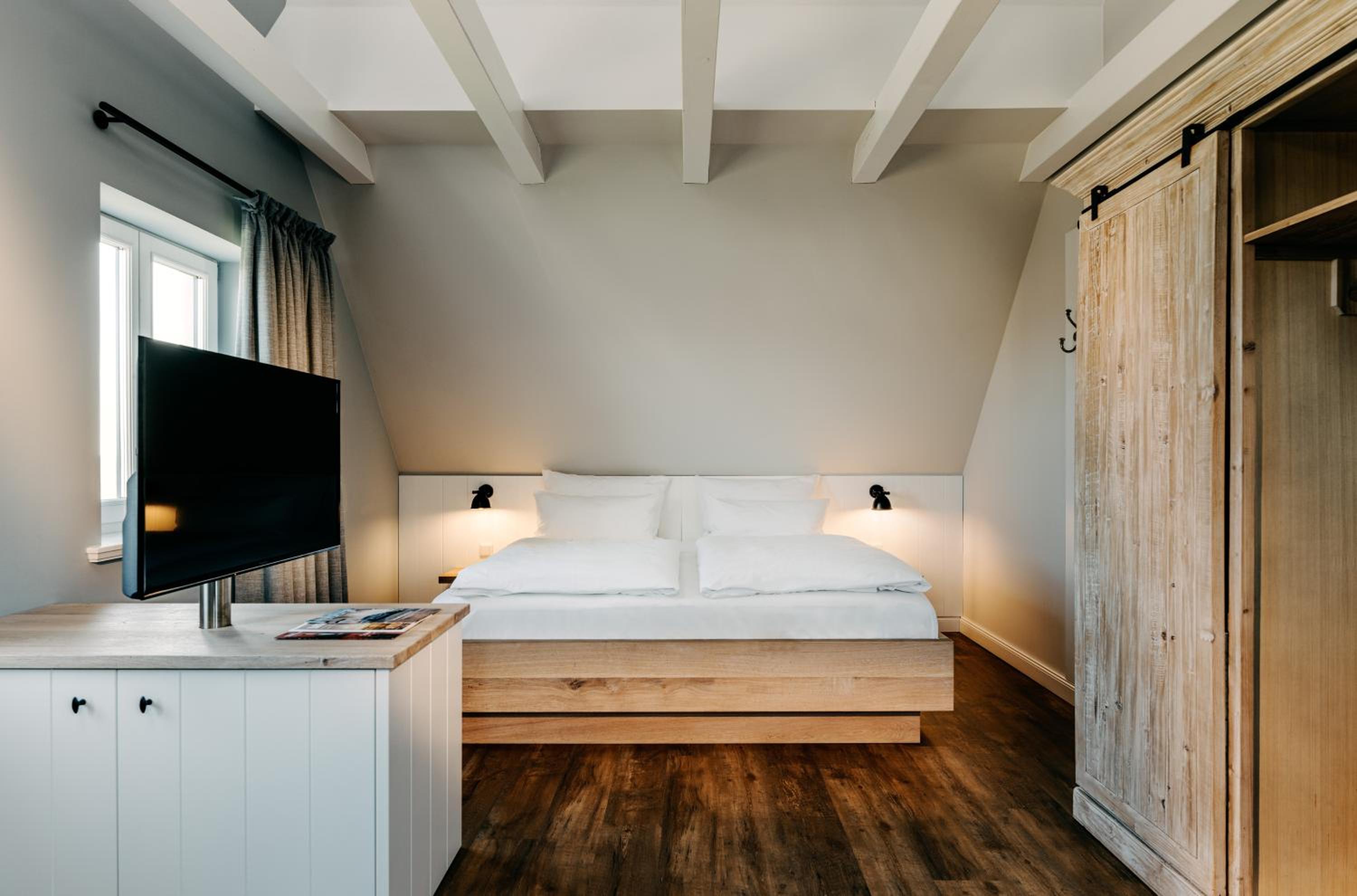 Suite - Photo 1