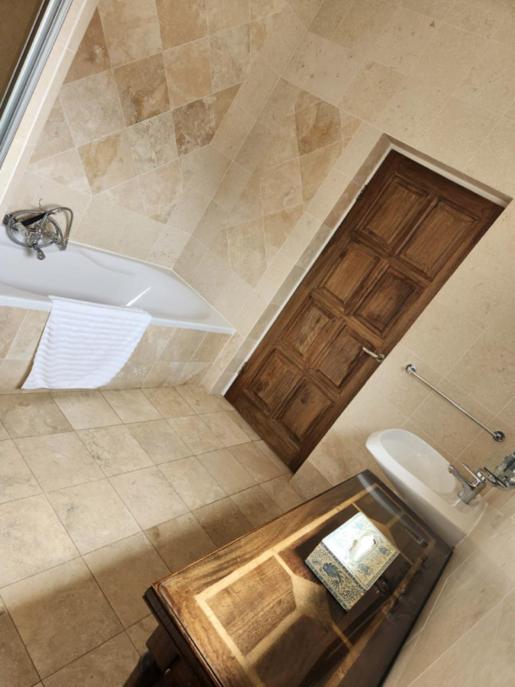 Deluxe King Suite - Photo 3