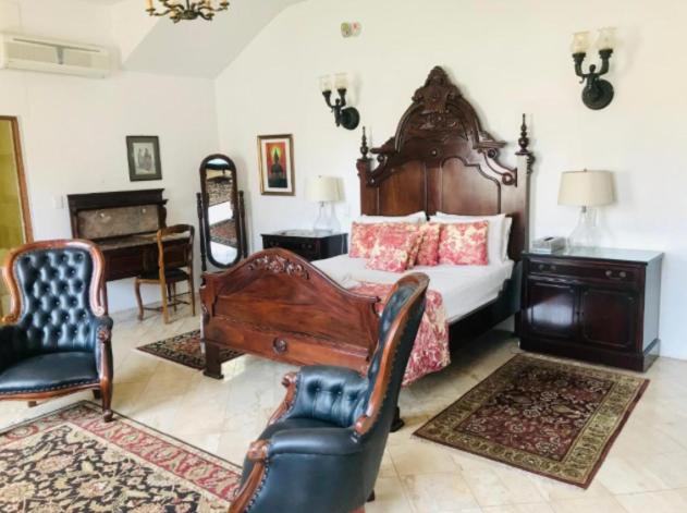 Deluxe Queen Suite - Photo 5