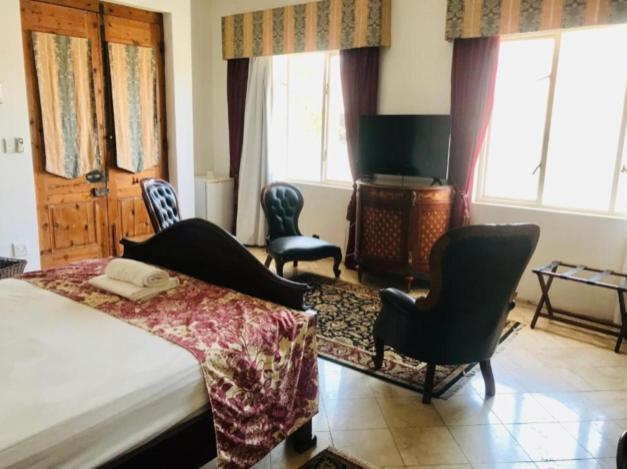Deluxe Queen Suite - Photo 6