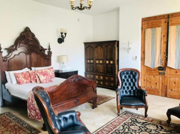 Deluxe Queen Suite - Photo 7