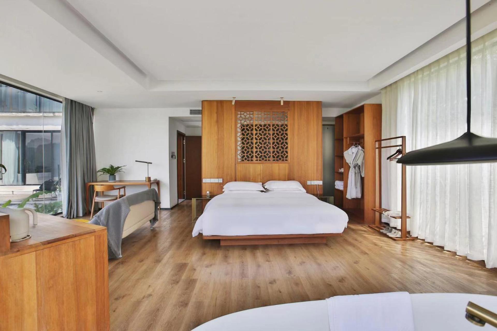 King Suite with Pool View photo 3