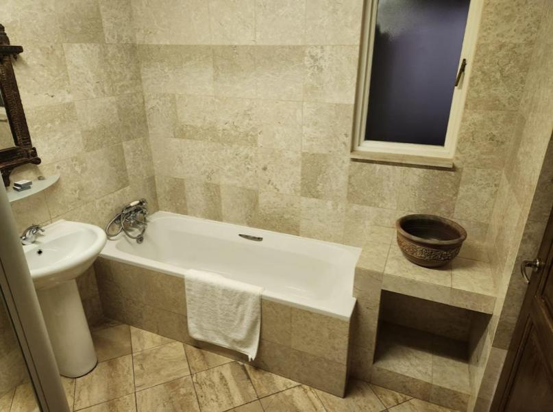 Deluxe Queen Suite - Photo 8