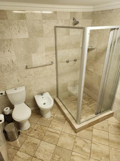 Deluxe Queen Suite - Photo 9