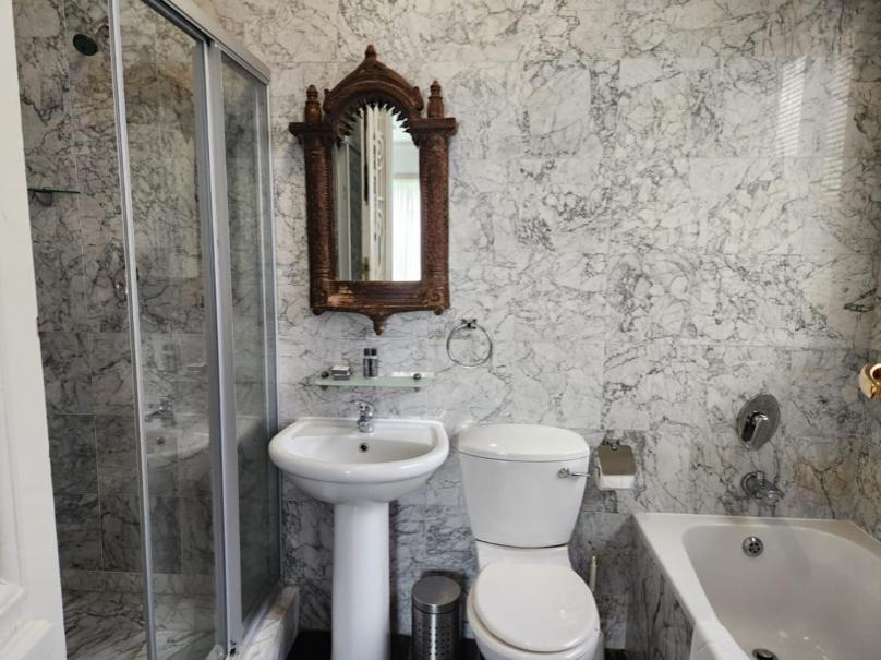 Deluxe Queen Suite - Photo 11