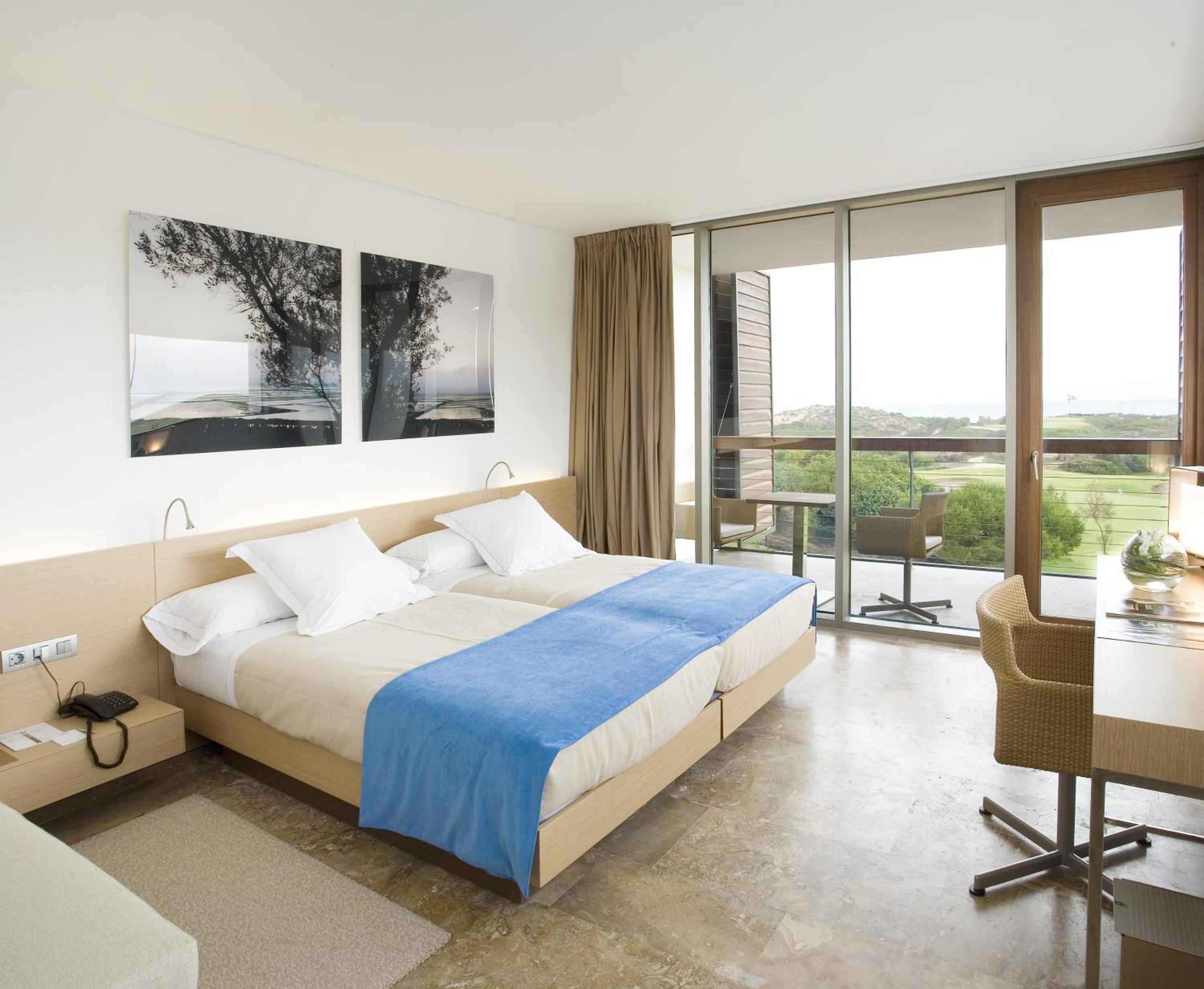 Standard Double Room (2 Adults + 1 Child) - Photo 1